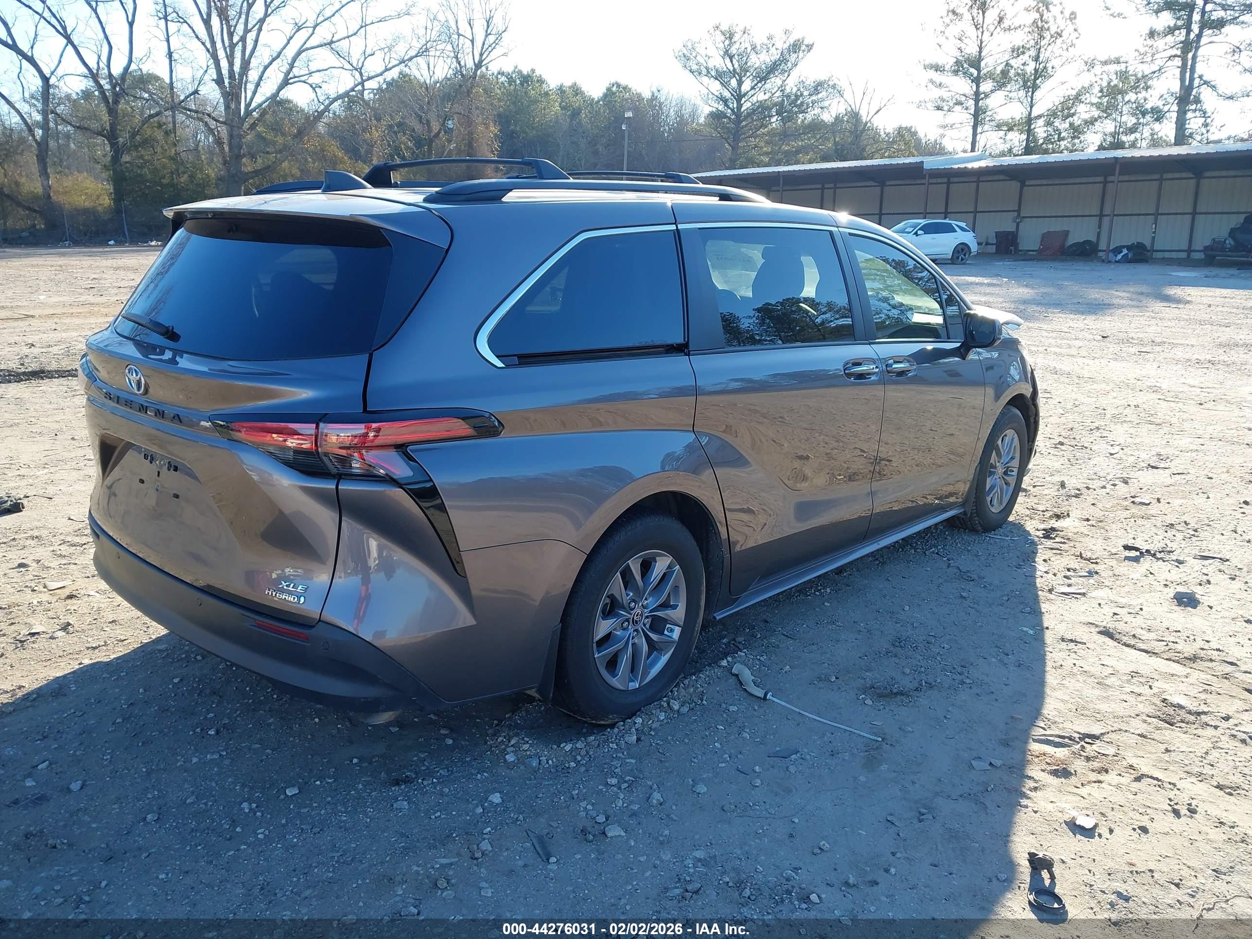 TOYOTA SIENNA image 4