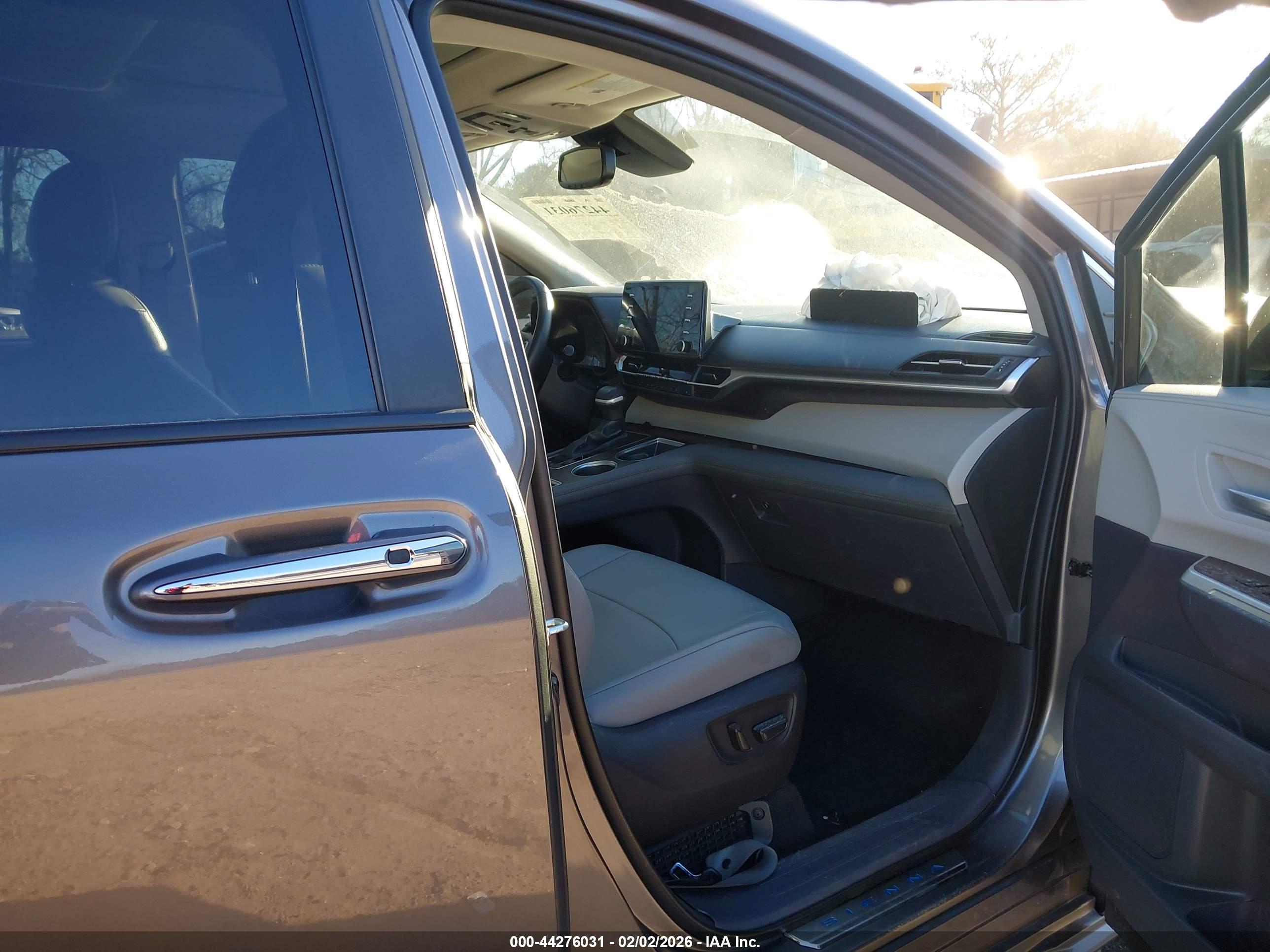 TOYOTA SIENNA image 5