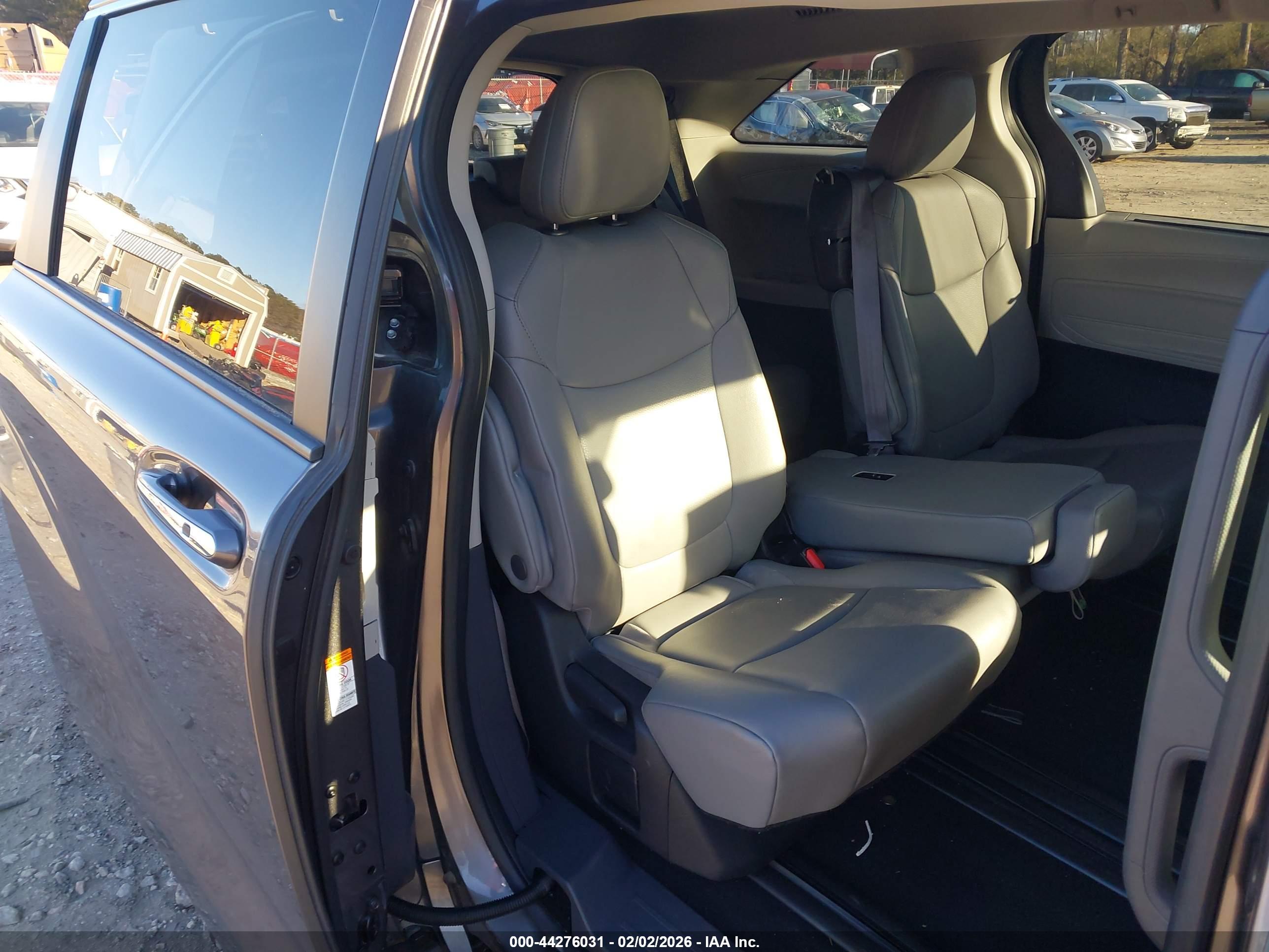TOYOTA SIENNA image 8