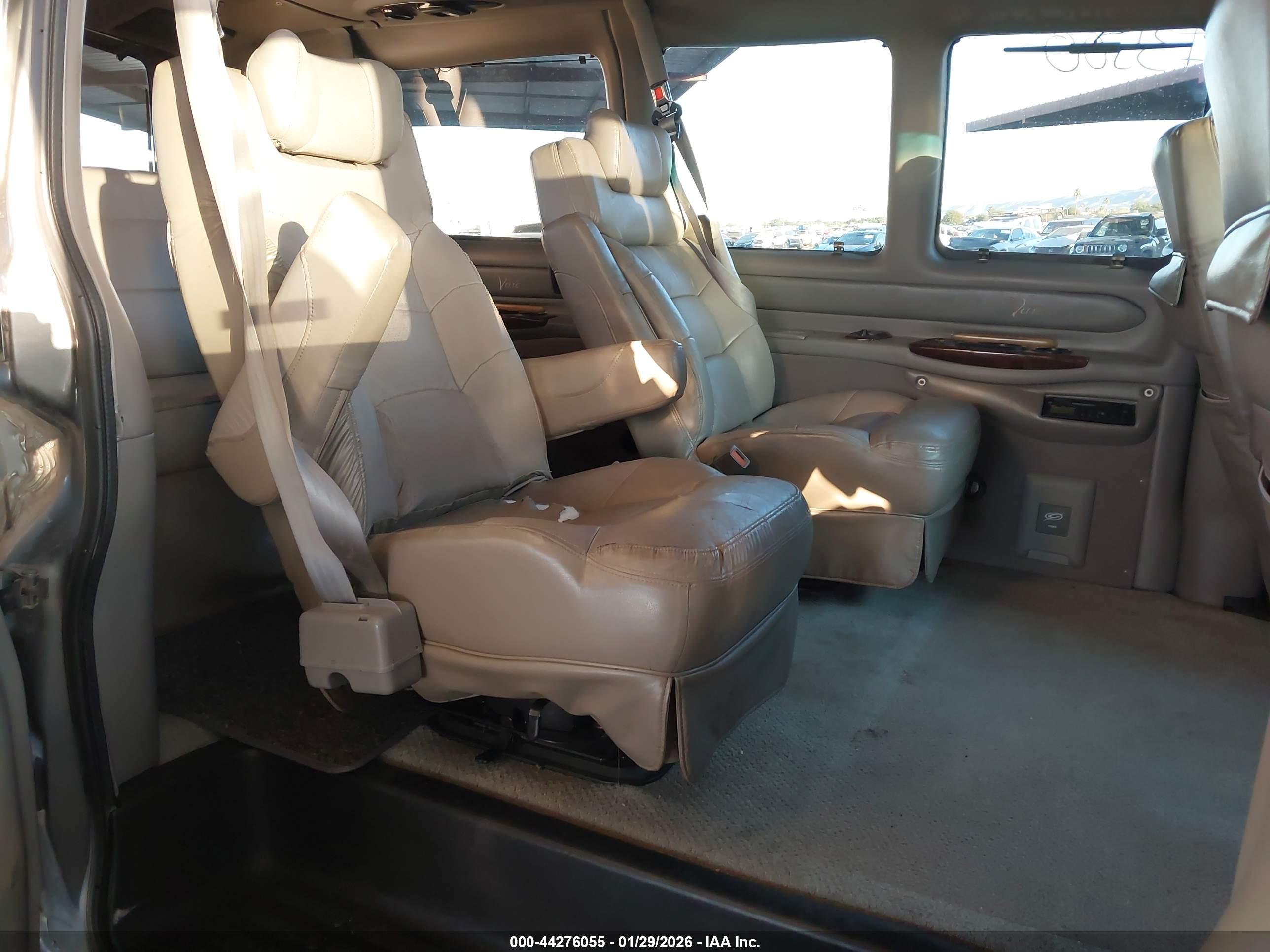 CHEVROLET EXPRESS image 8