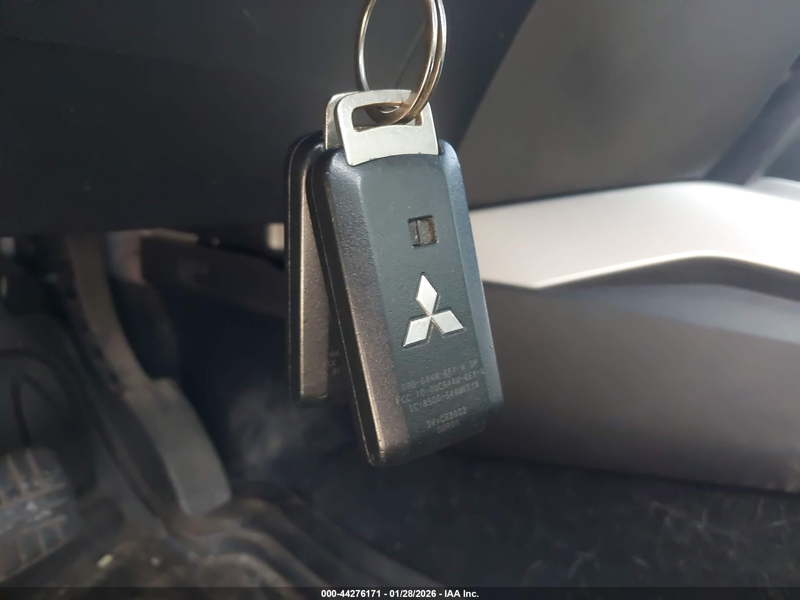 MITSUBISHI OUTLANDER image 11