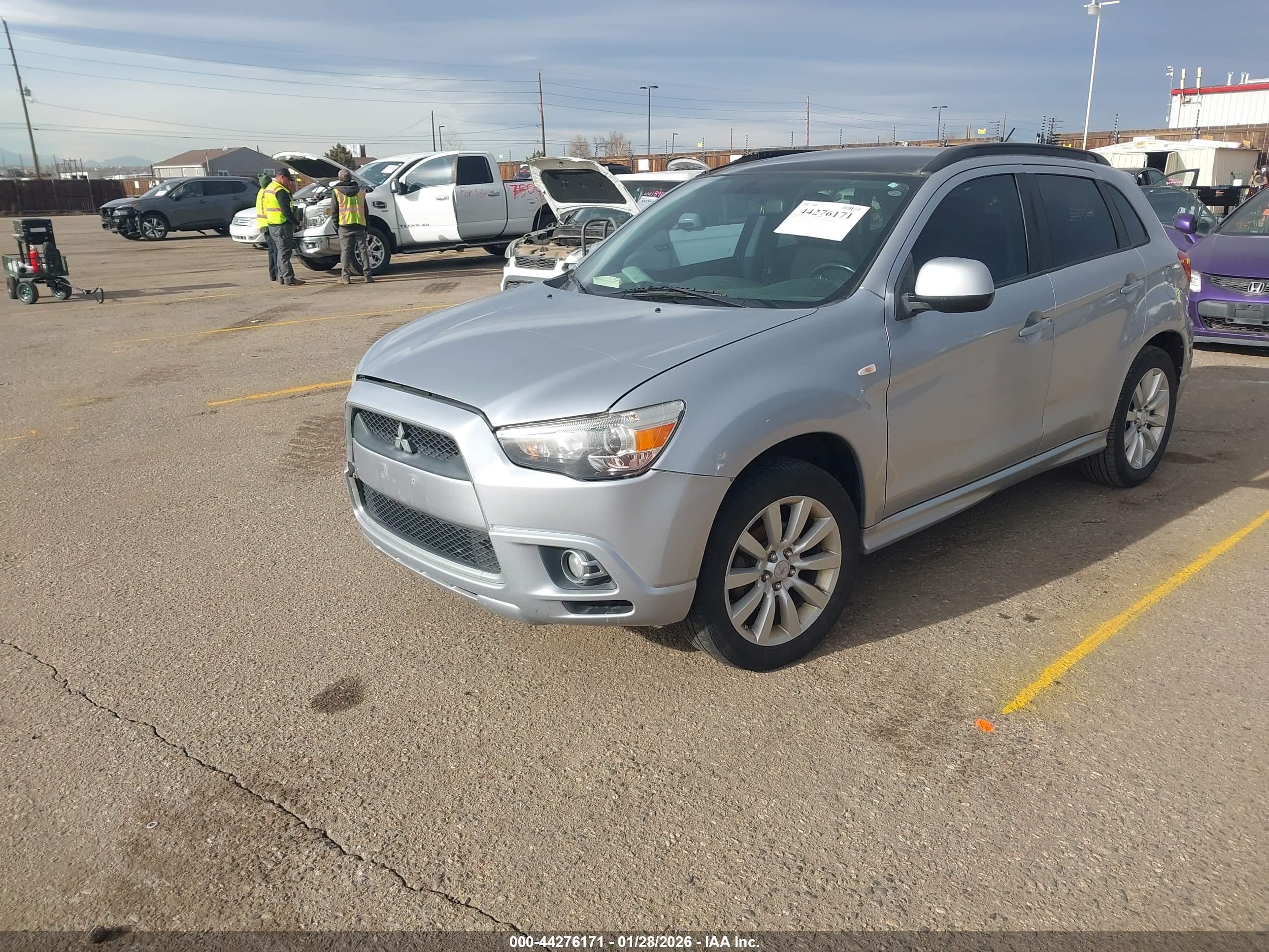 MITSUBISHI OUTLANDER image 2