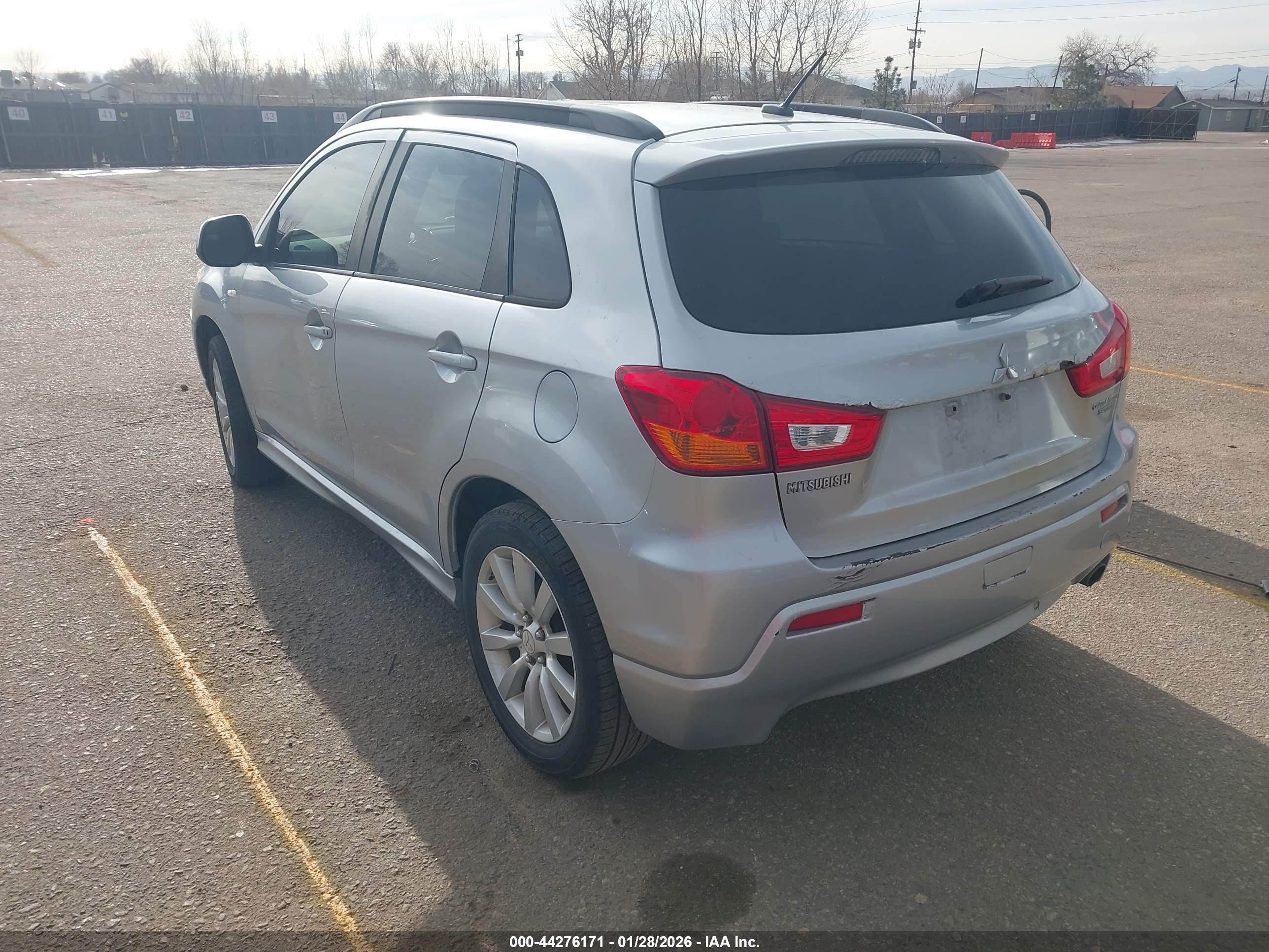 MITSUBISHI OUTLANDER image 3