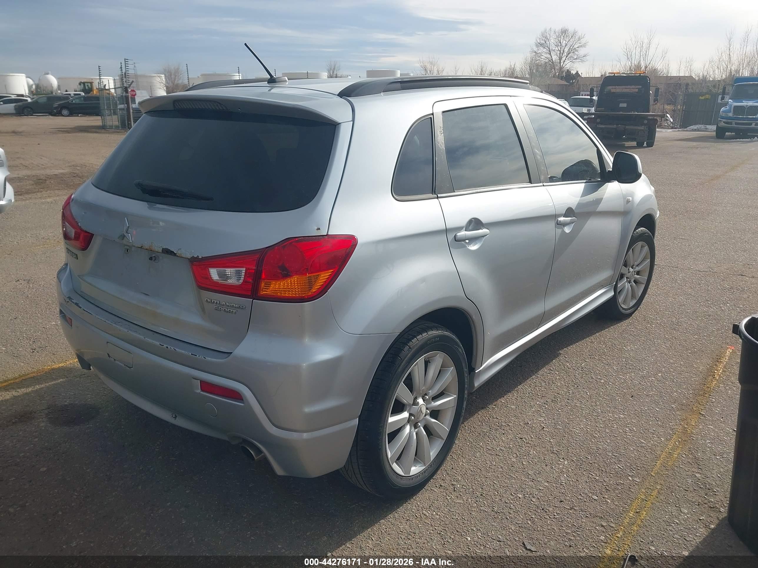 MITSUBISHI OUTLANDER image 4