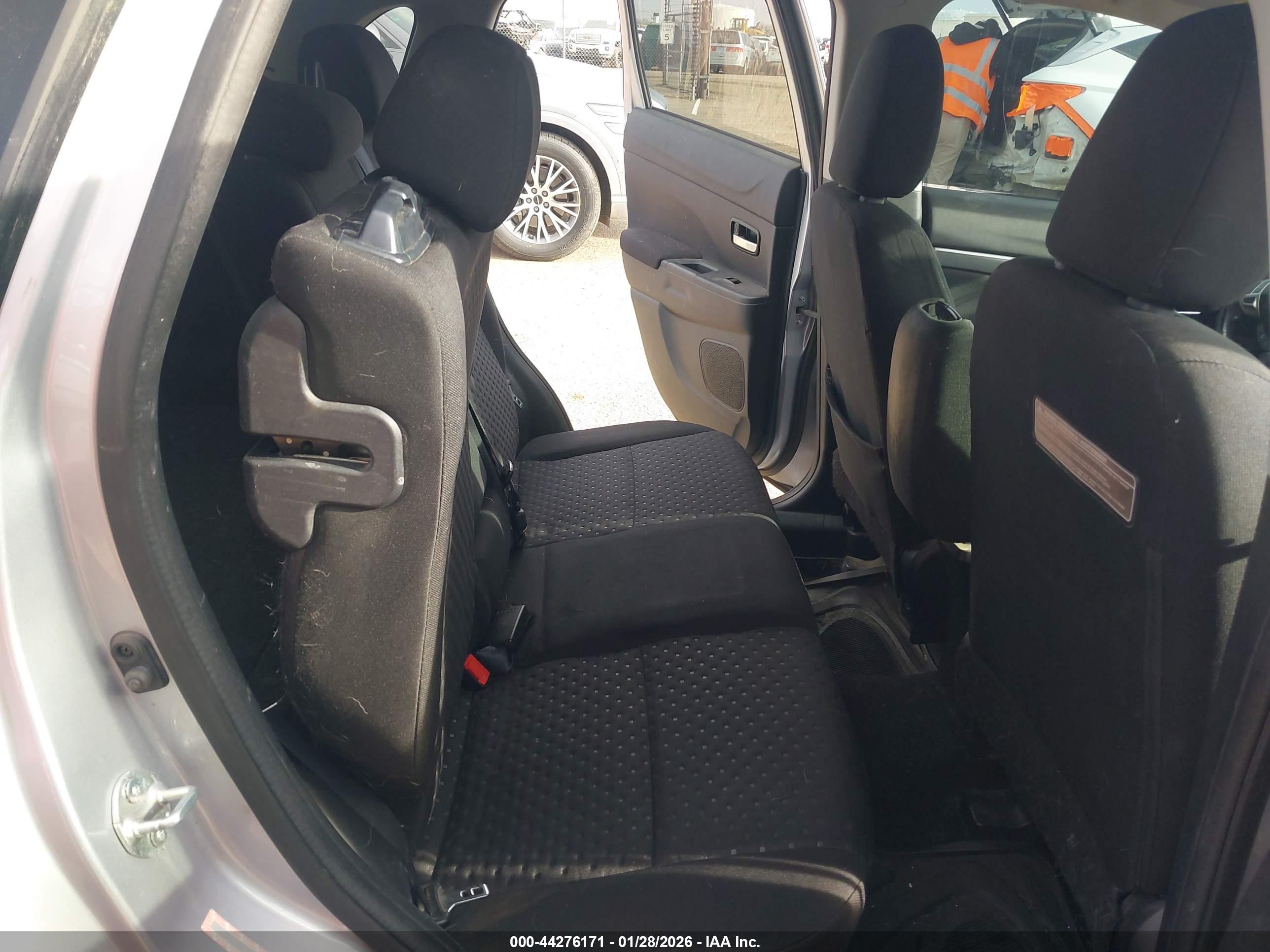 MITSUBISHI OUTLANDER image 8