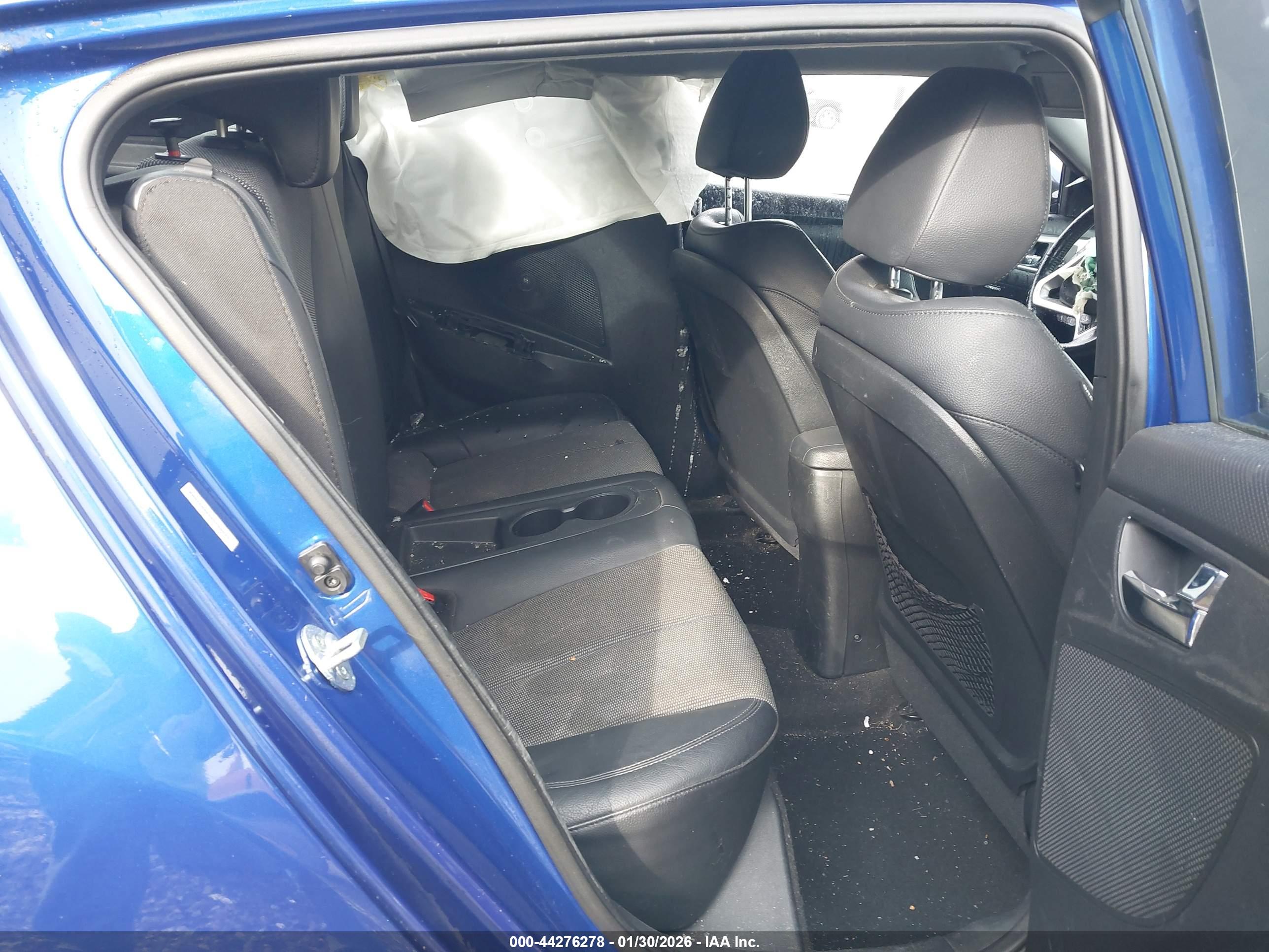 HYUNDAI VELOSTER image 8