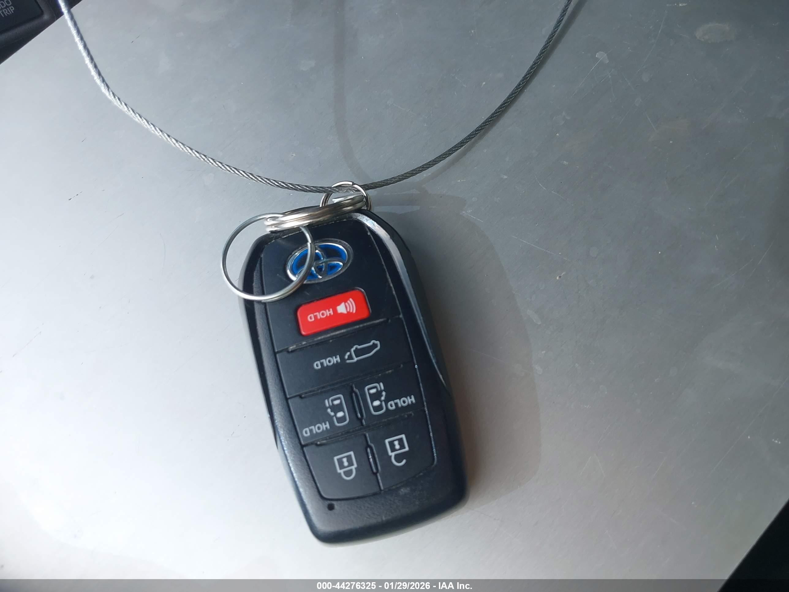 TOYOTA SIENNA image 11