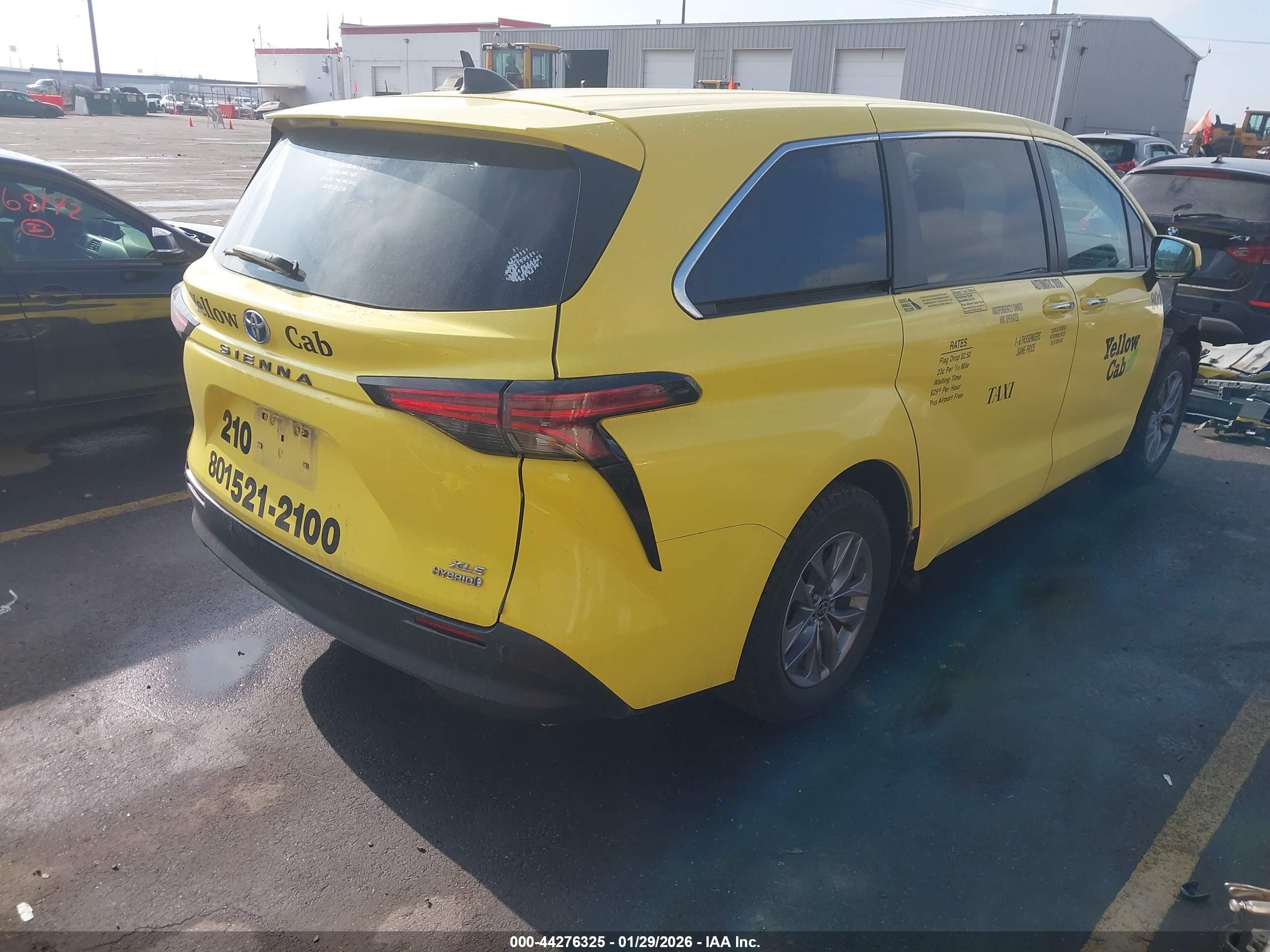 TOYOTA SIENNA image 4