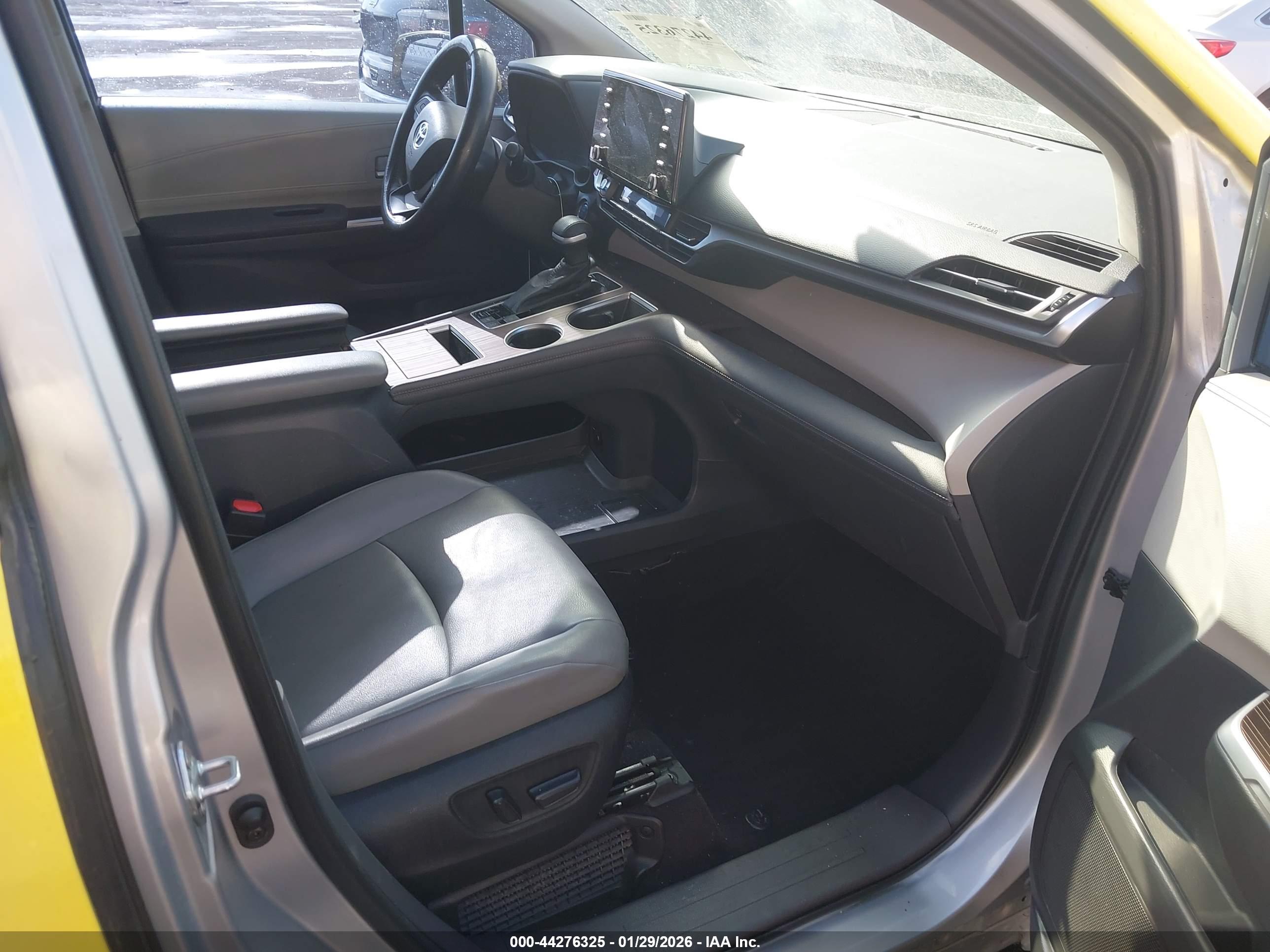 TOYOTA SIENNA image 5