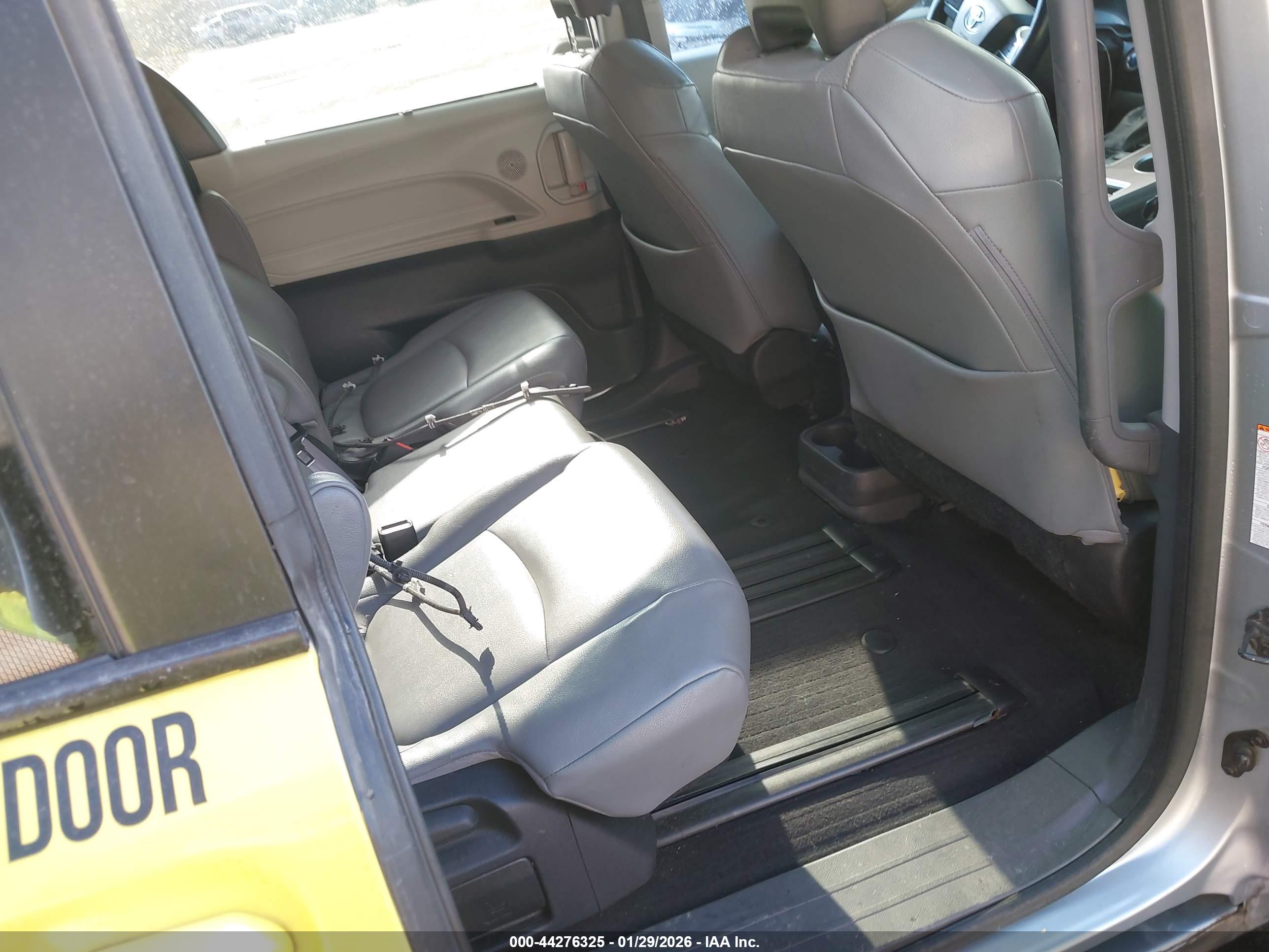 TOYOTA SIENNA image 8
