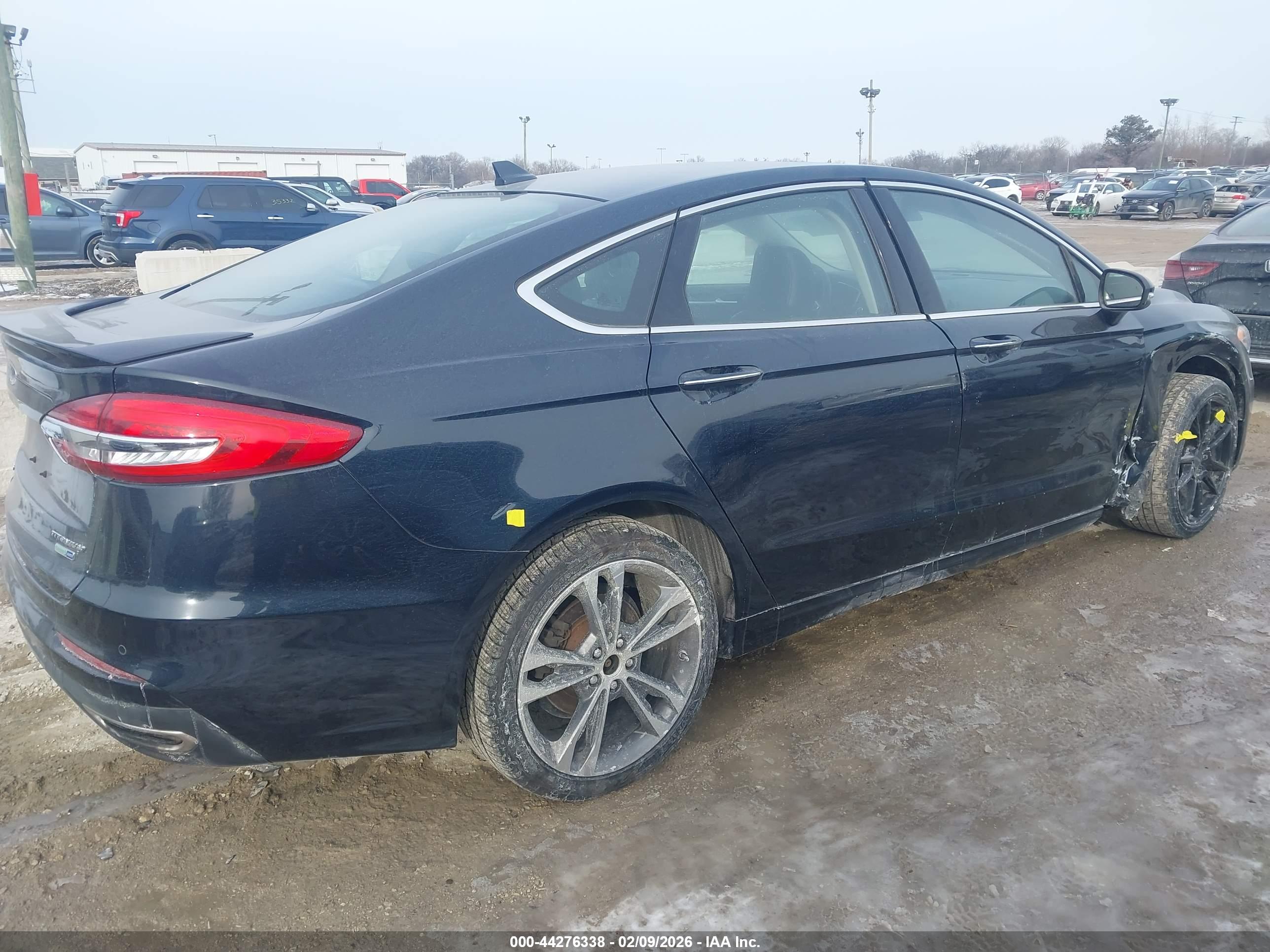 FORD FUSION image 4