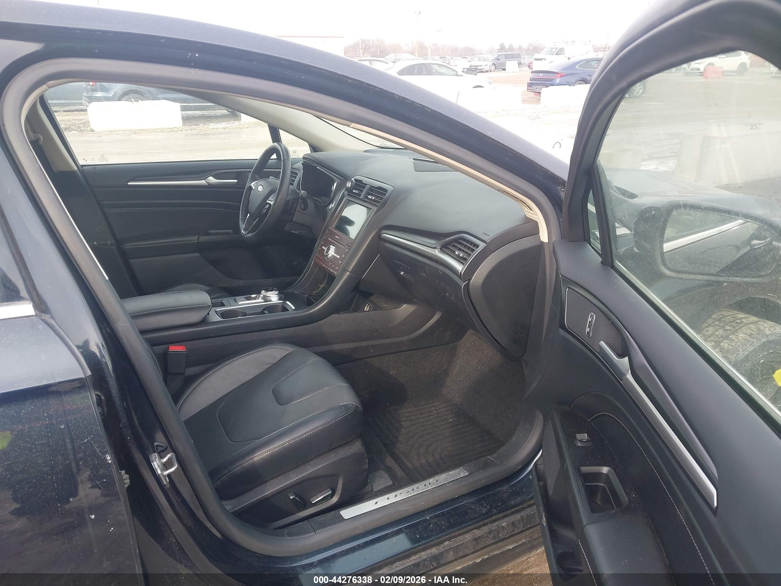 FORD FUSION image 5