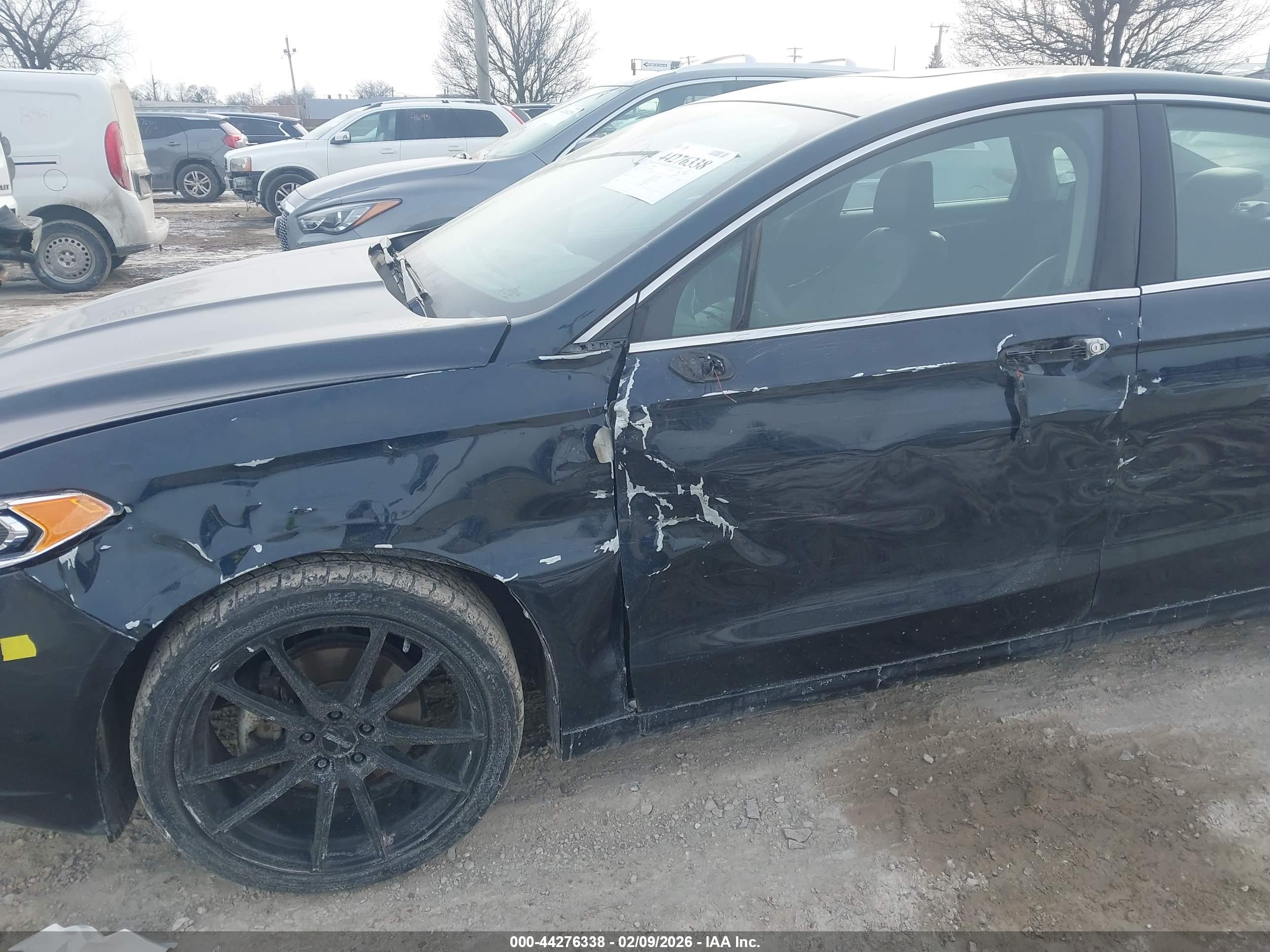 FORD FUSION image 6