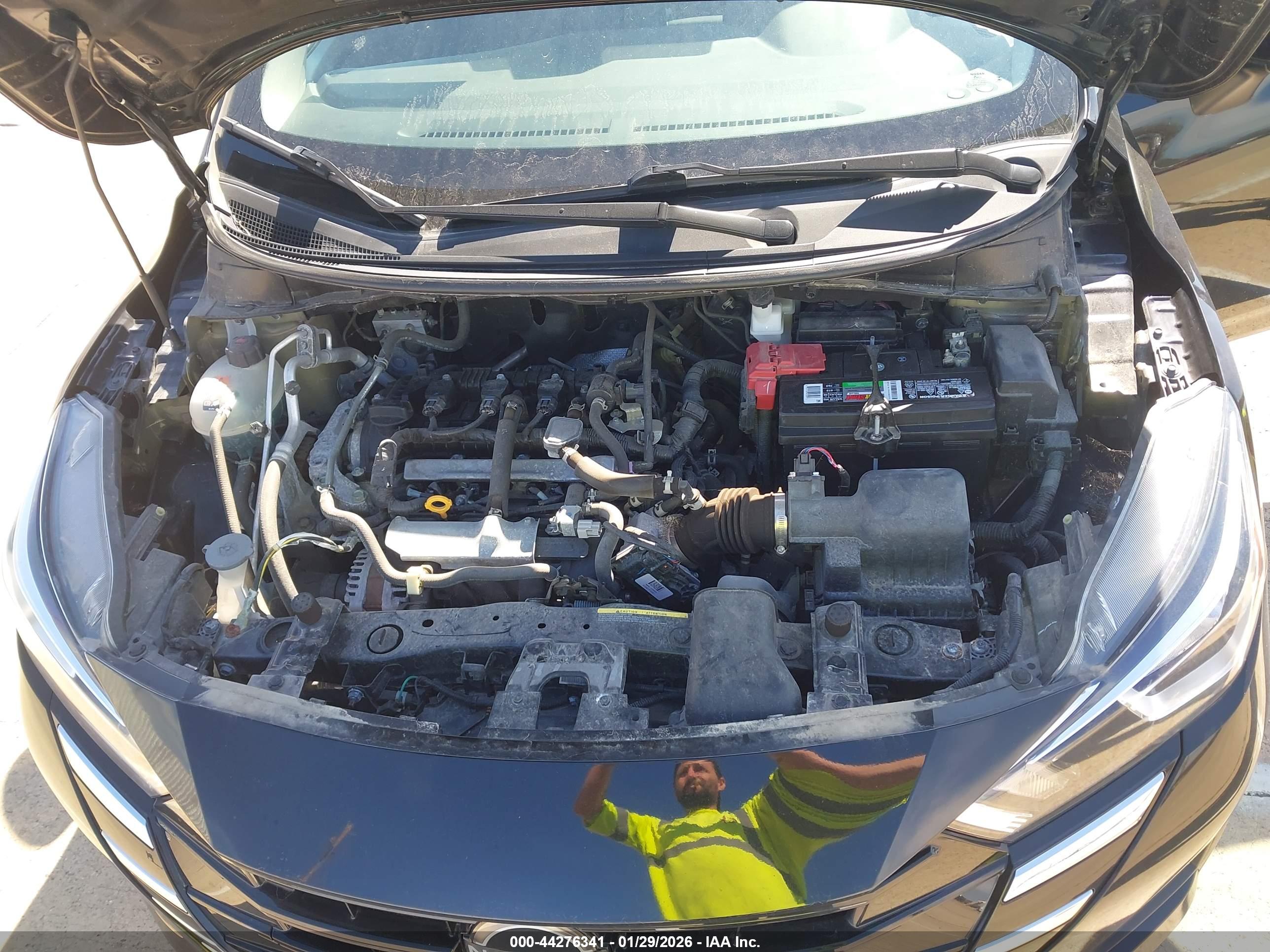NISSAN VERSA image 10