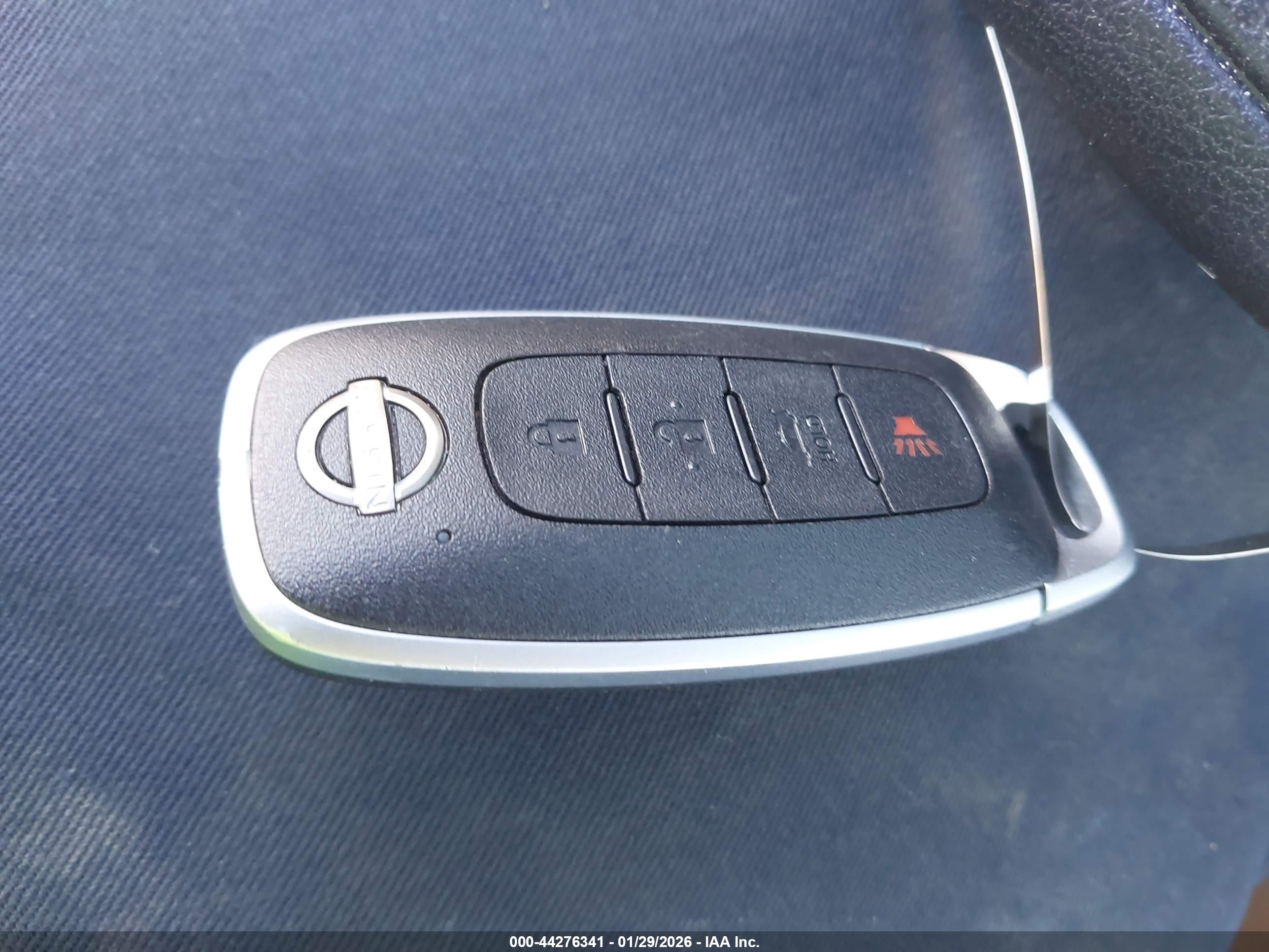NISSAN VERSA image 11