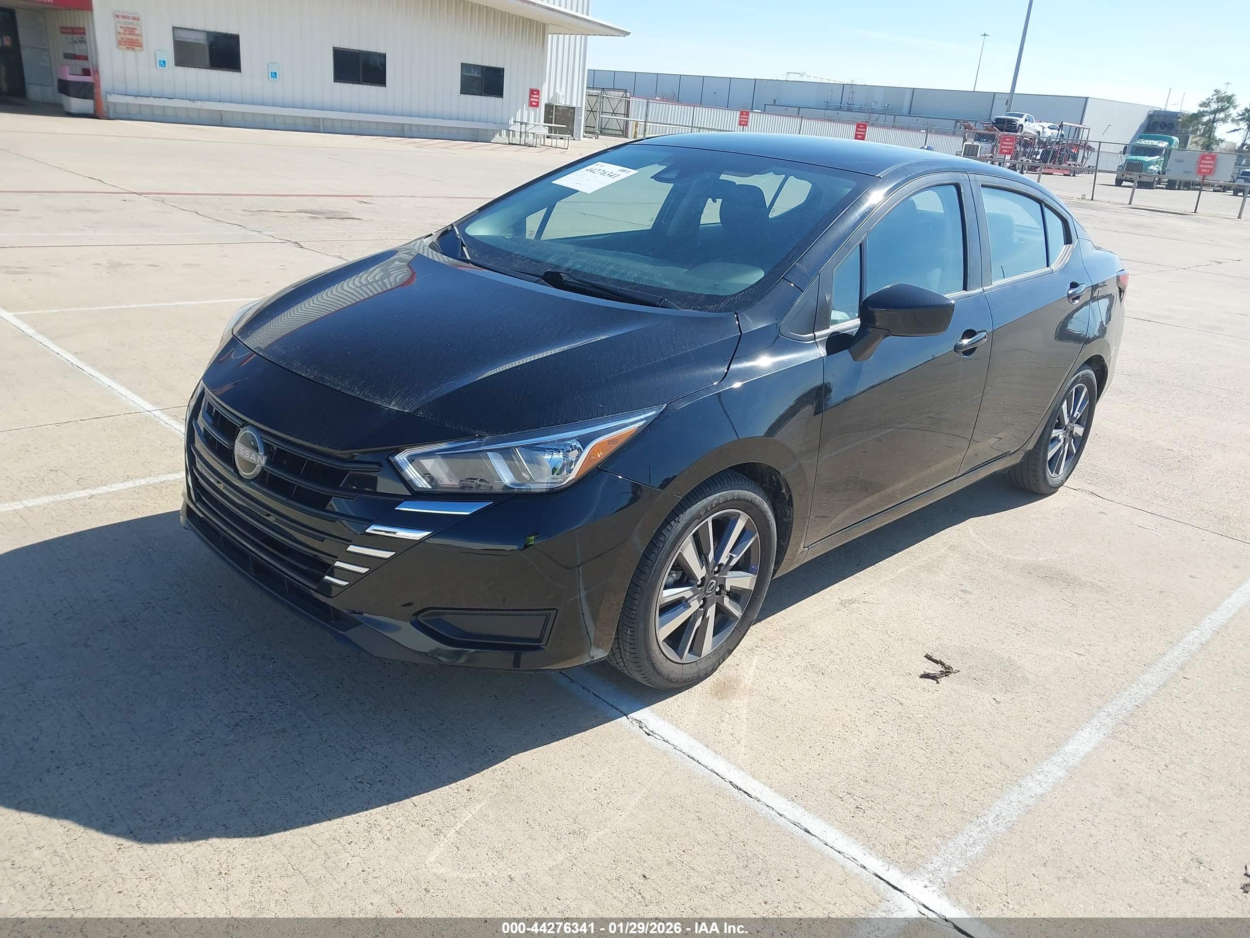 NISSAN VERSA image 2