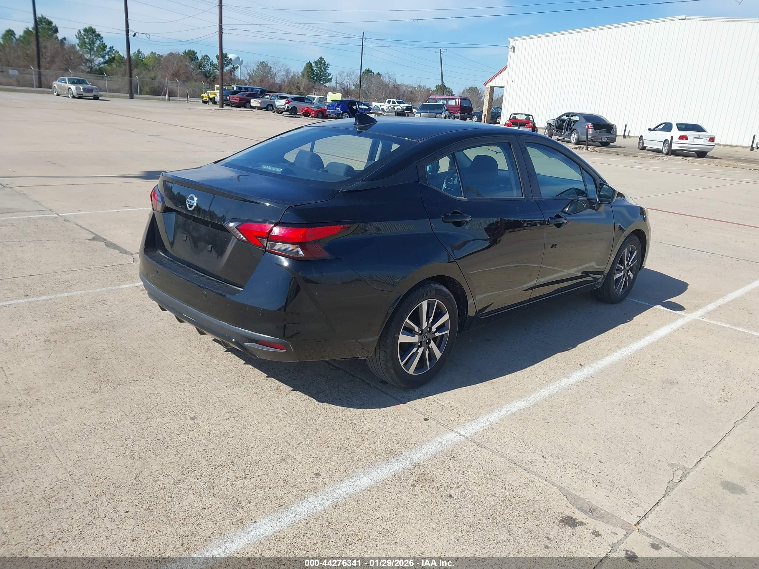 NISSAN VERSA image 4