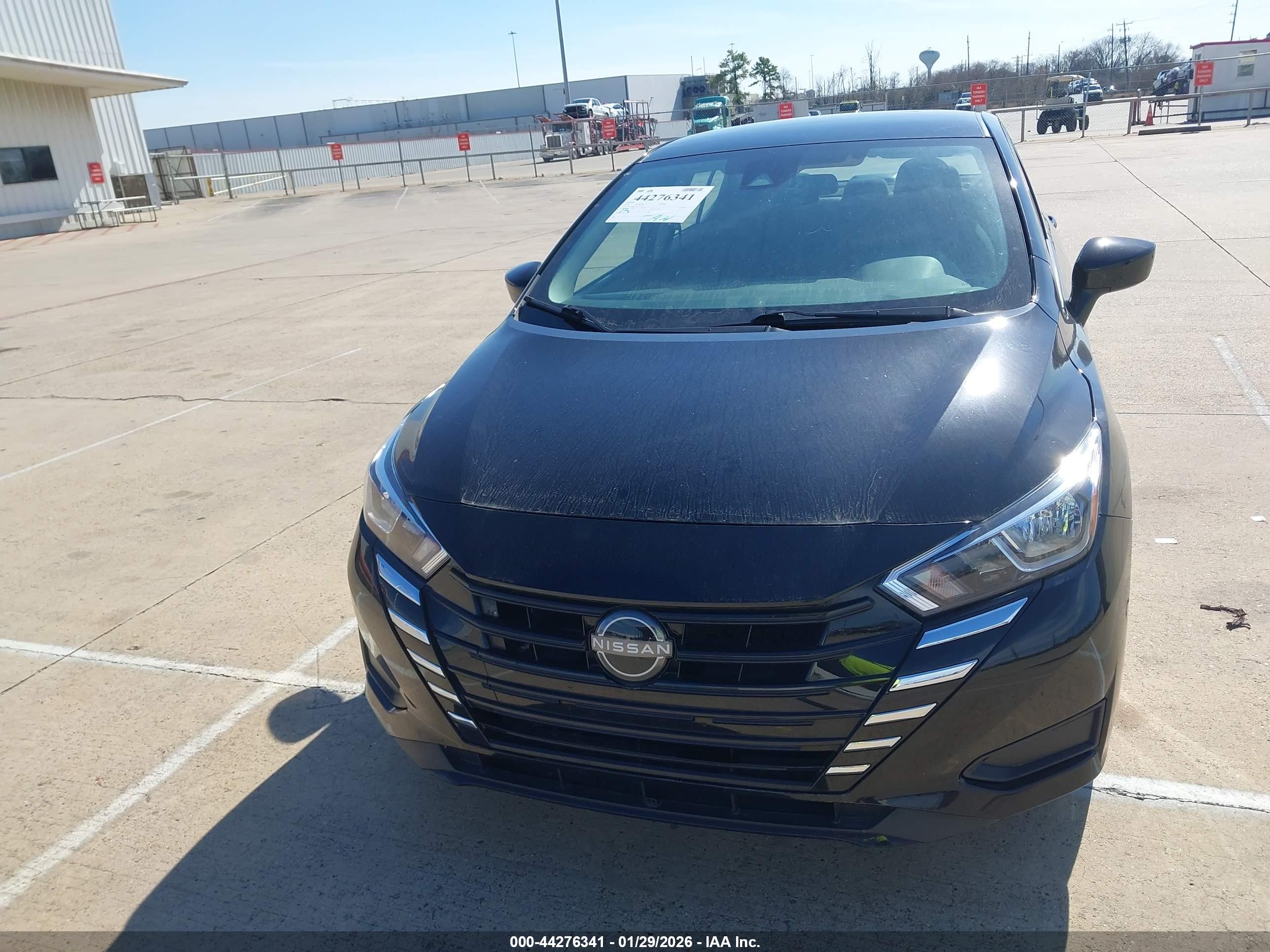 NISSAN VERSA image 6