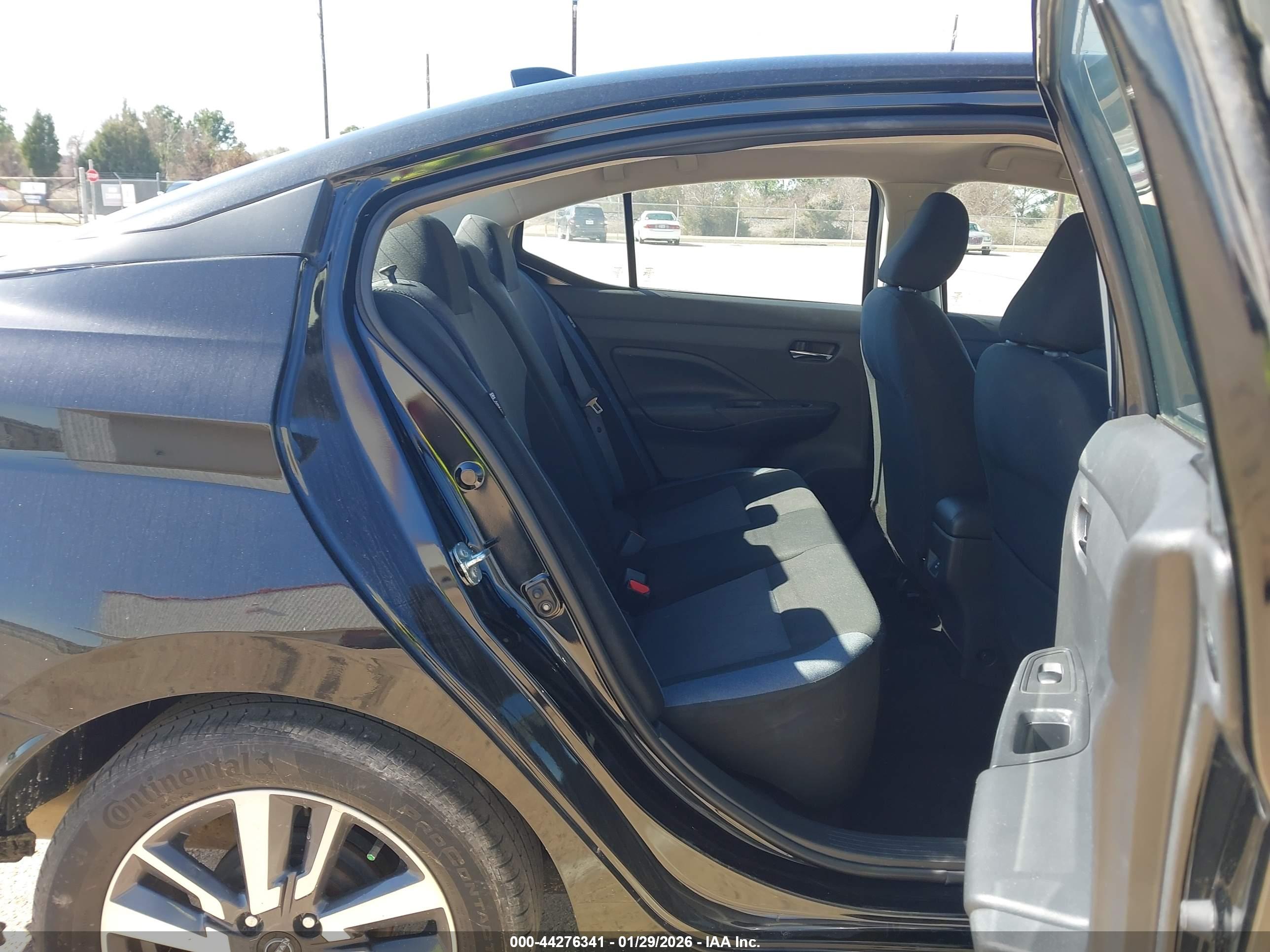 NISSAN VERSA image 8