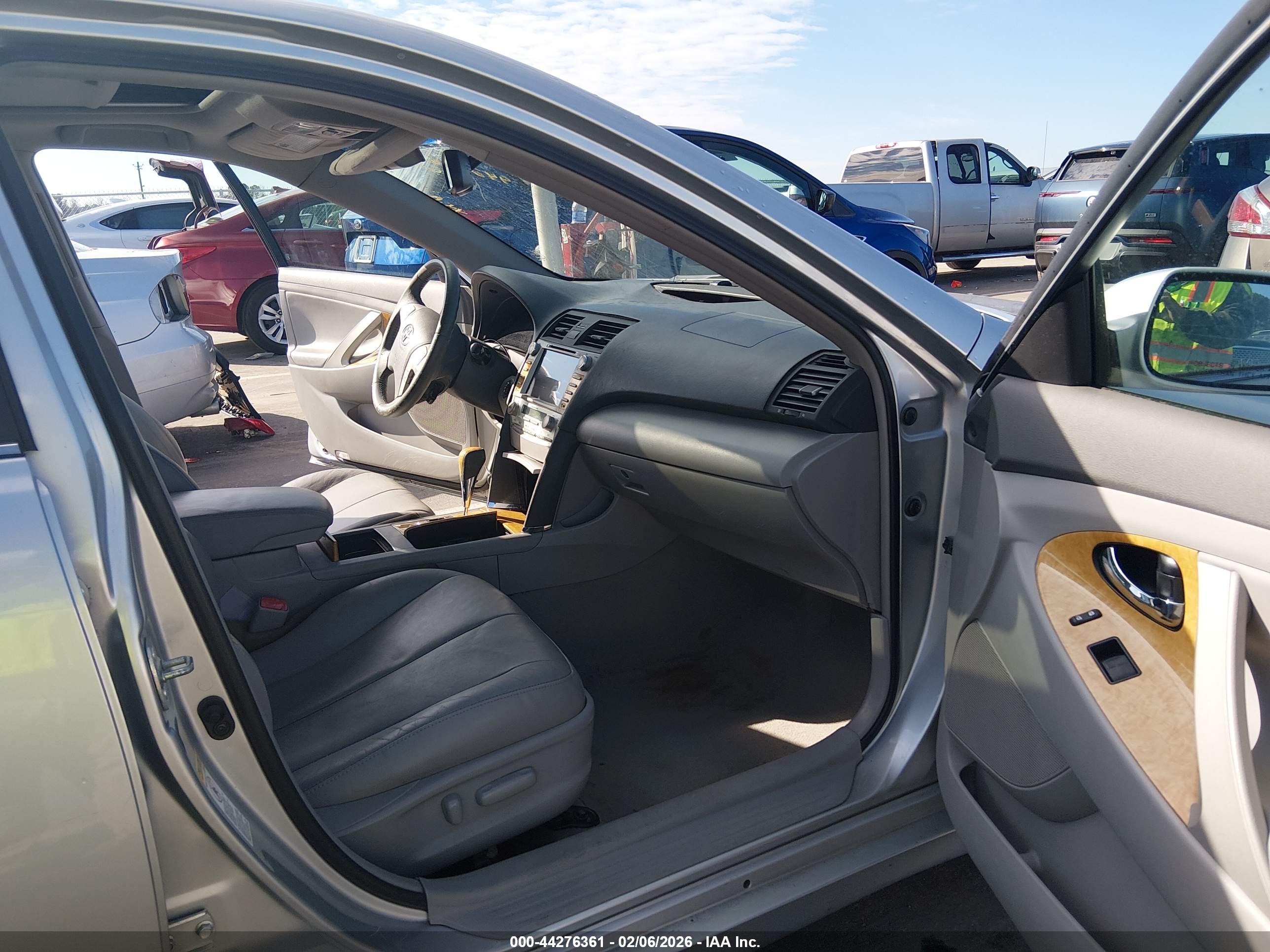 TOYOTA CAMRY image 5