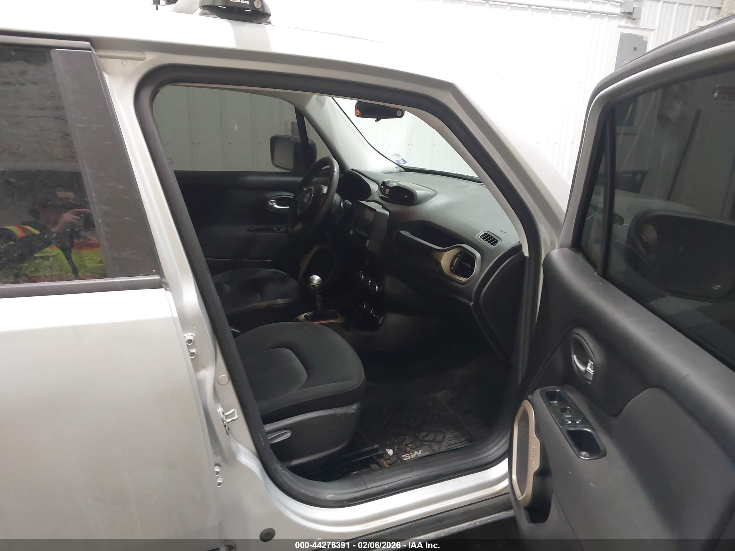 JEEP RENEGADE image 5