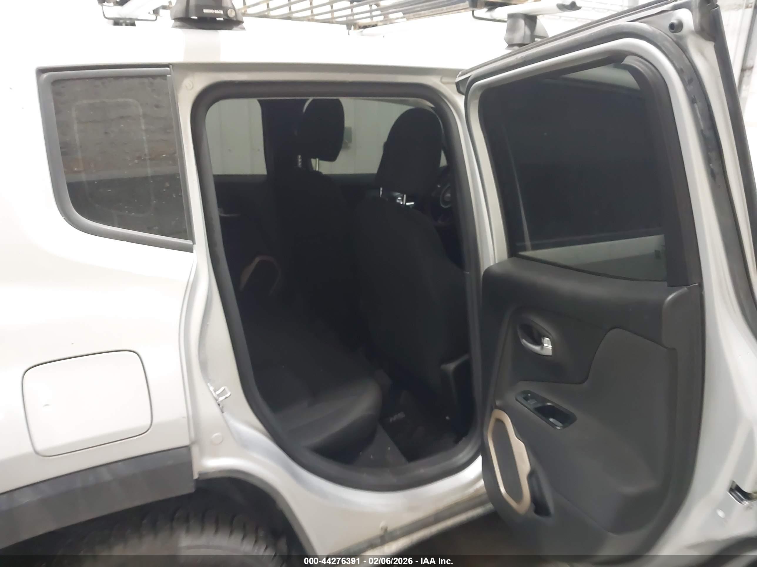JEEP RENEGADE image 8