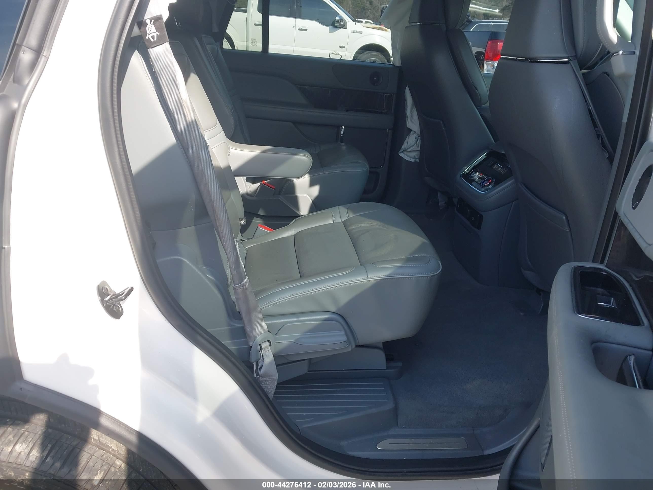 LINCOLN NAVIGATOR image 8