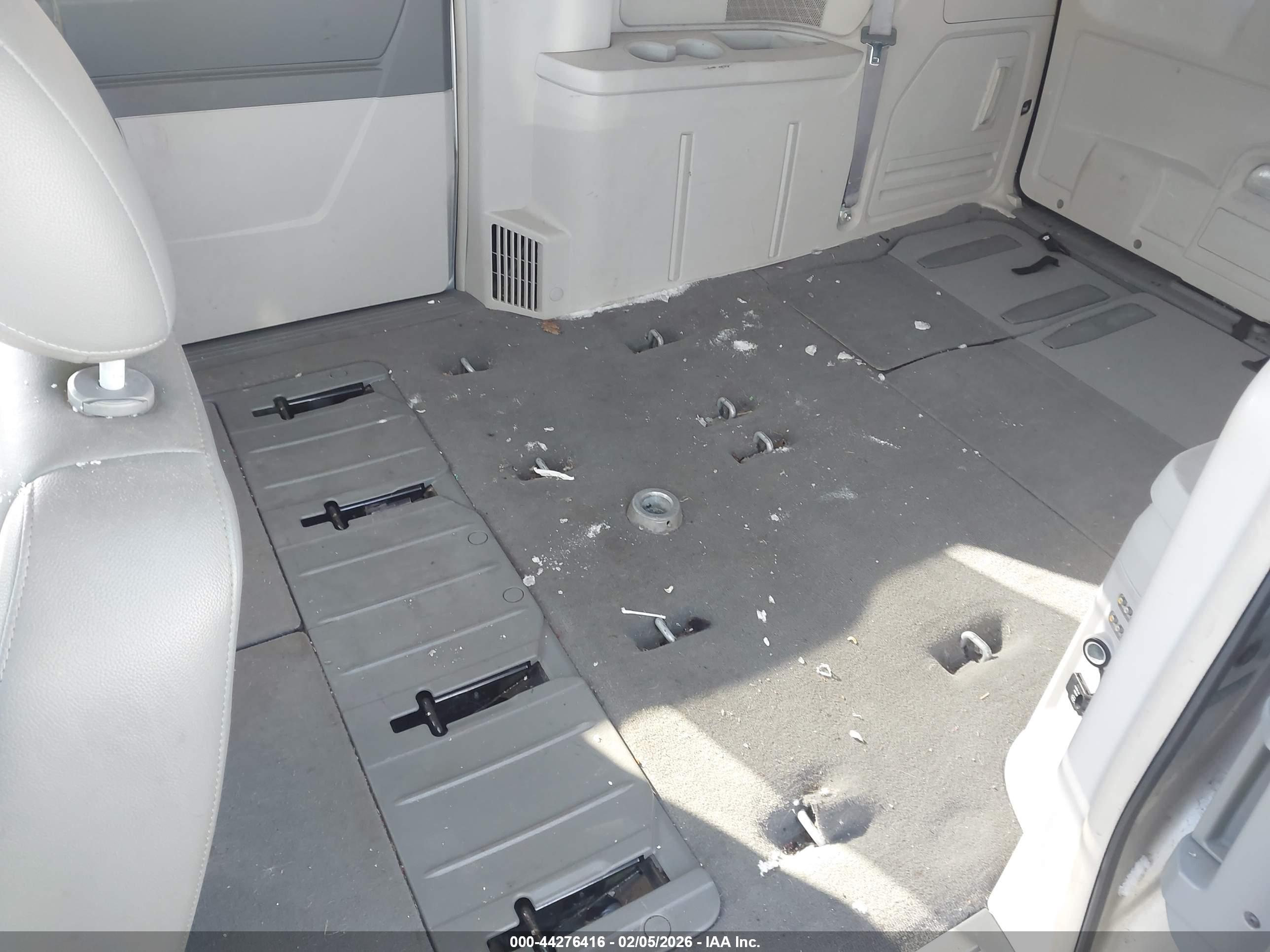CHRYSLER TOWN image 8