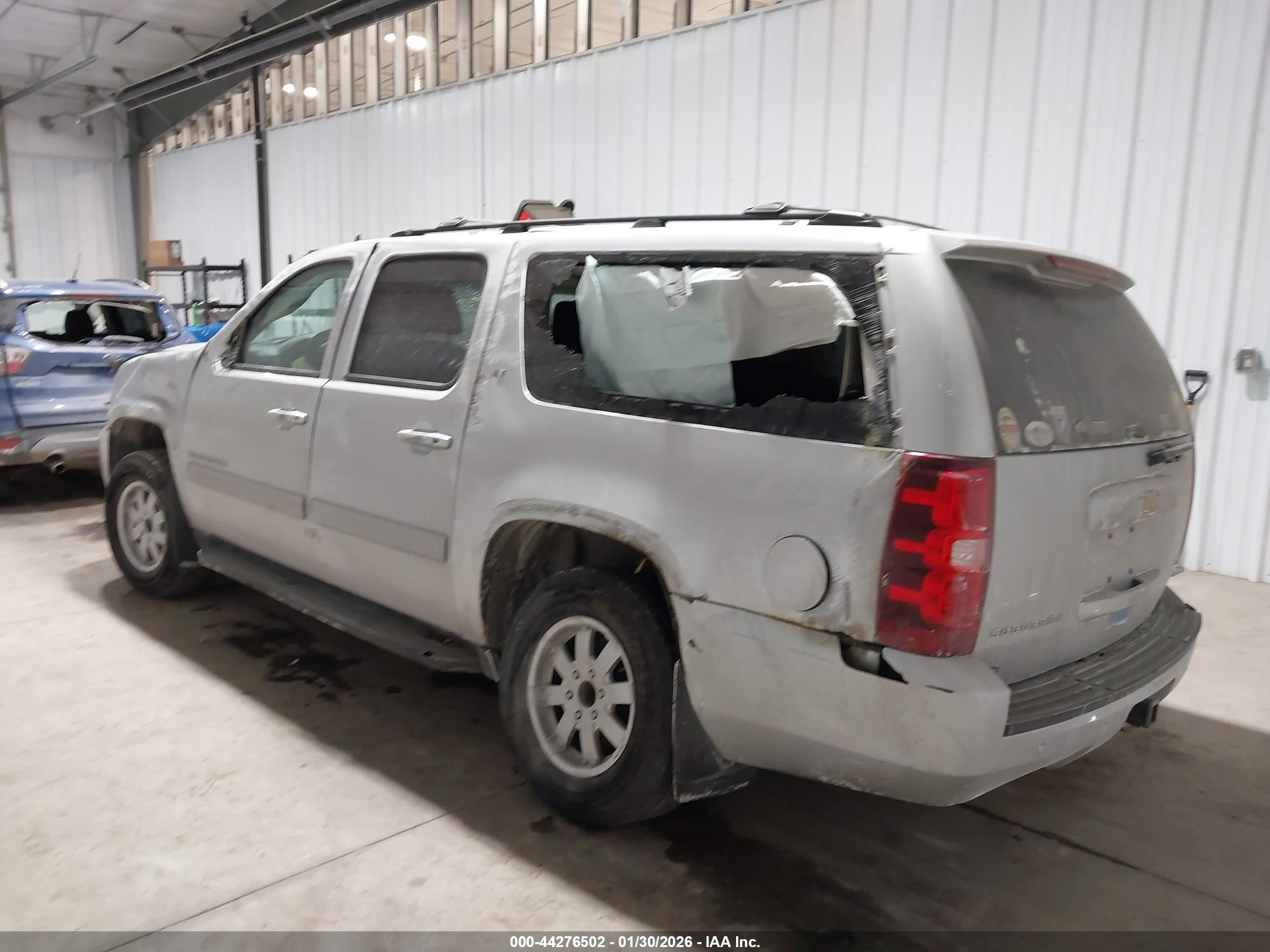 CHEVROLET SUBURBAN image 3