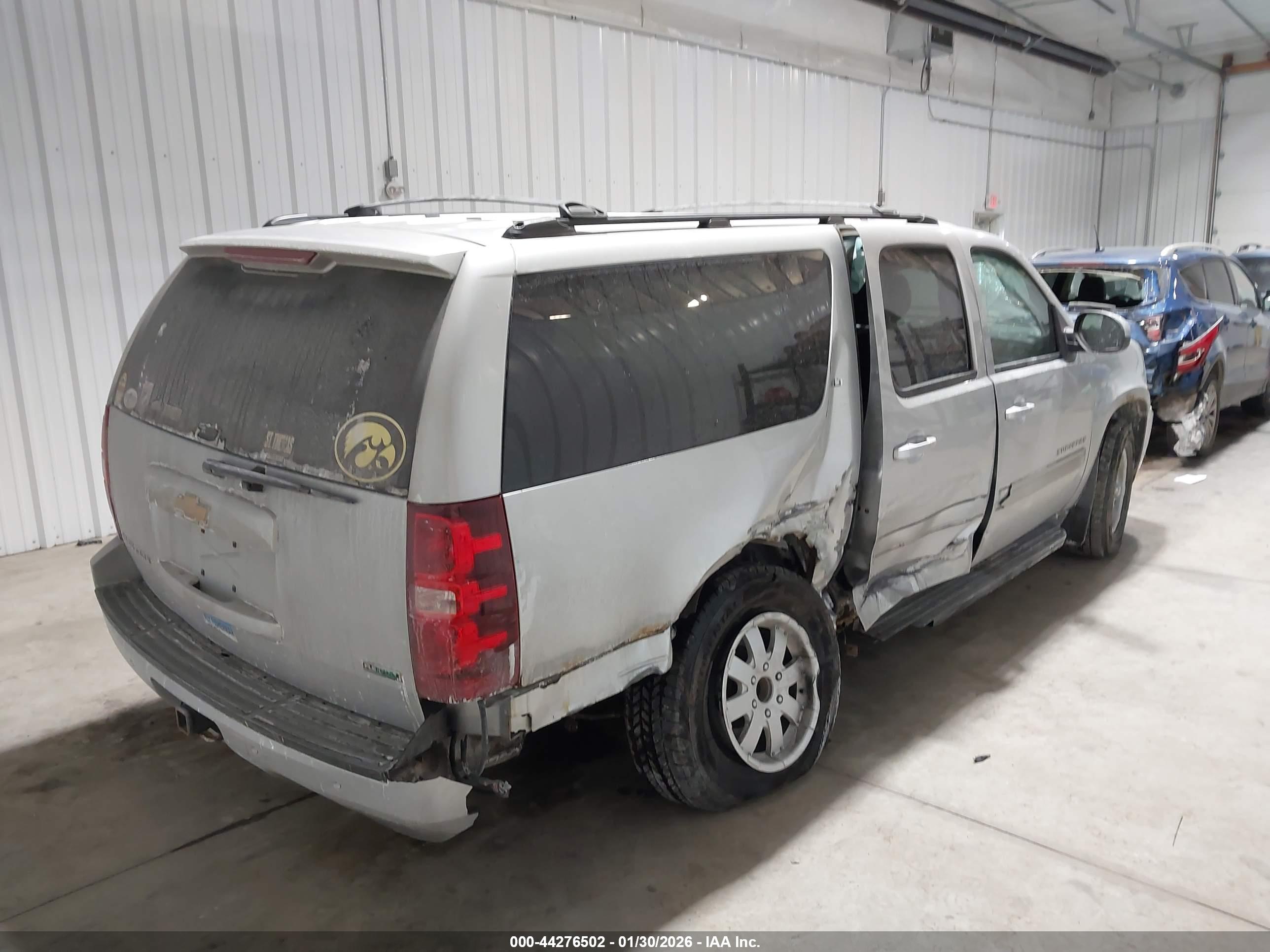 CHEVROLET SUBURBAN image 4