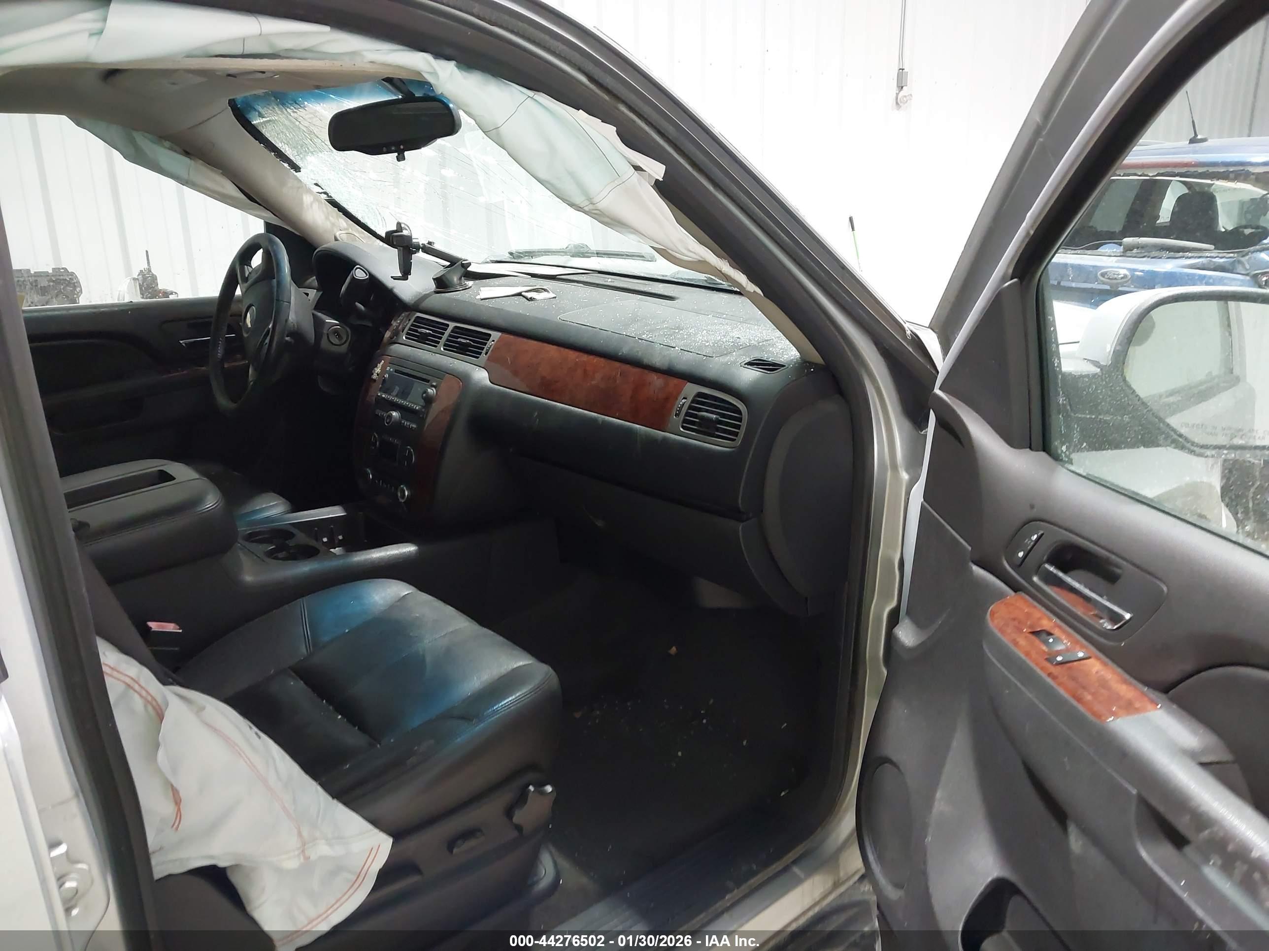 CHEVROLET SUBURBAN image 5
