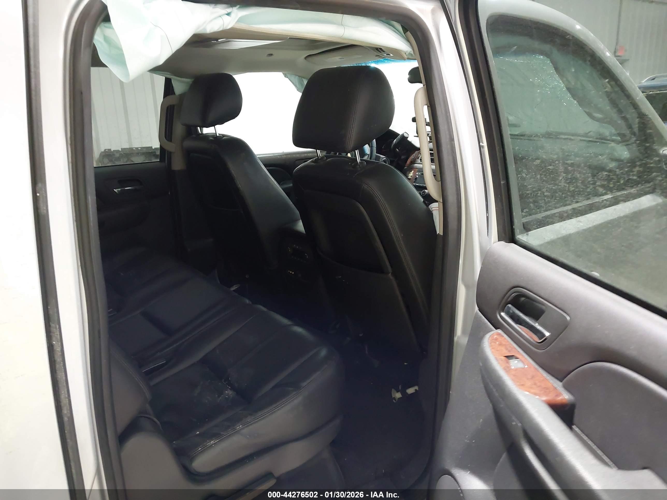 CHEVROLET SUBURBAN image 8
