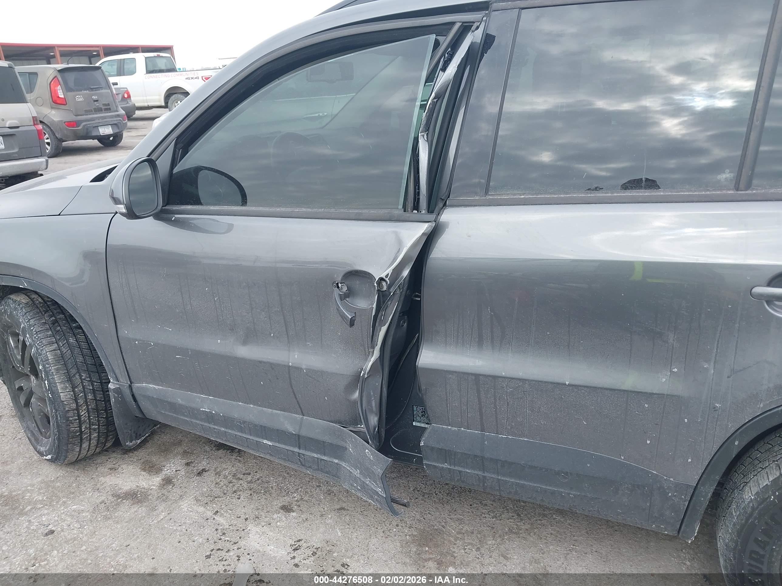 VOLKSWAGEN TIGUAN image 6