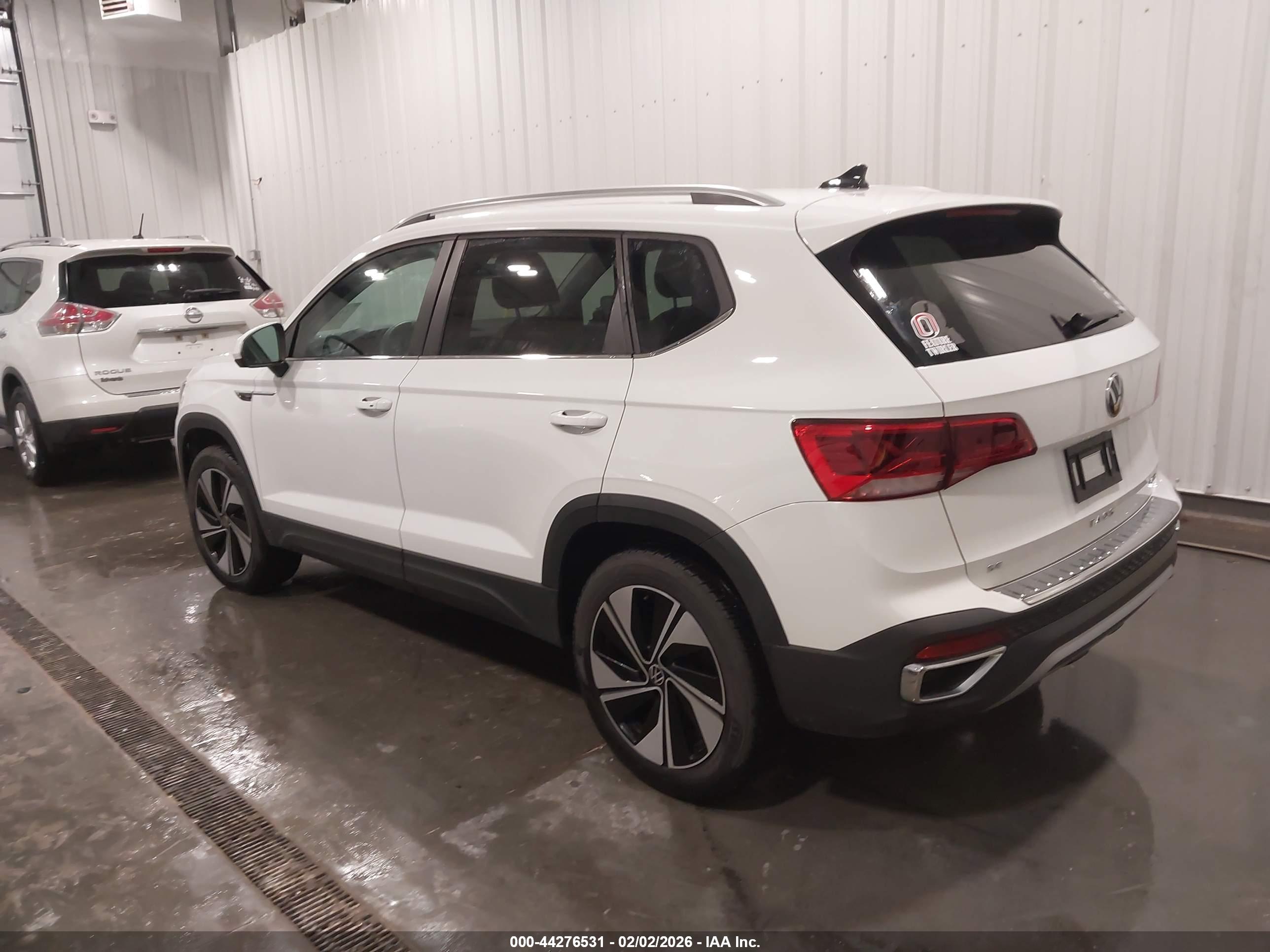 VOLKSWAGEN TAOS image 3
