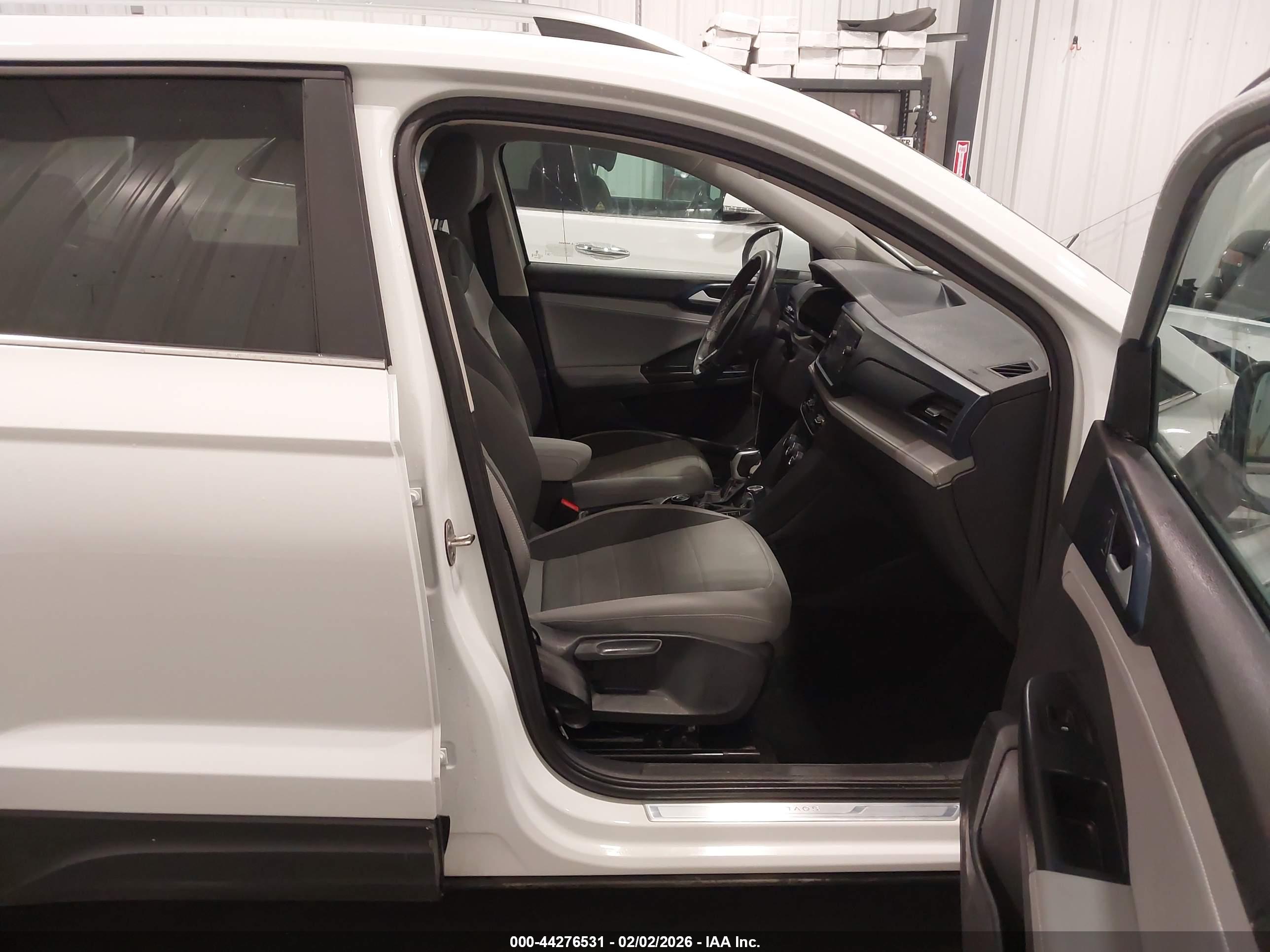 VOLKSWAGEN TAOS image 5