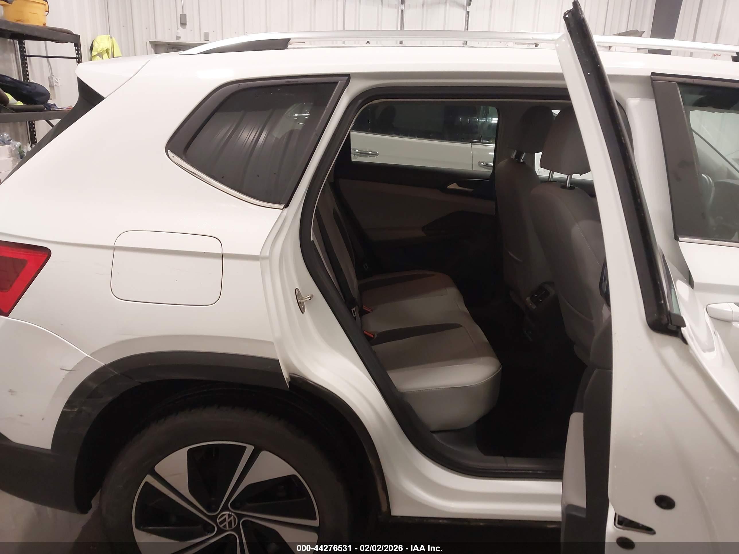 VOLKSWAGEN TAOS image 8