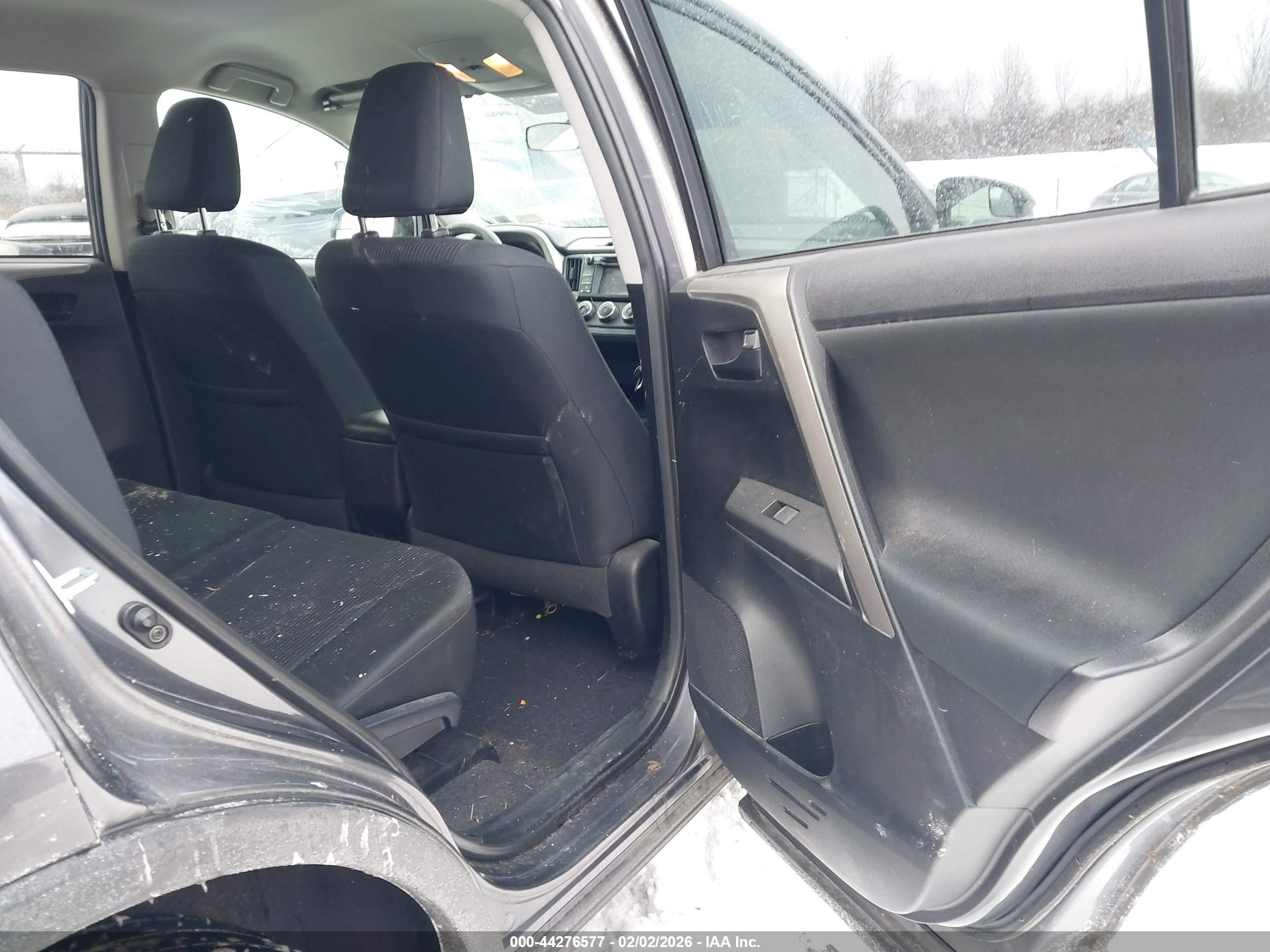 TOYOTA RAV4 image 8