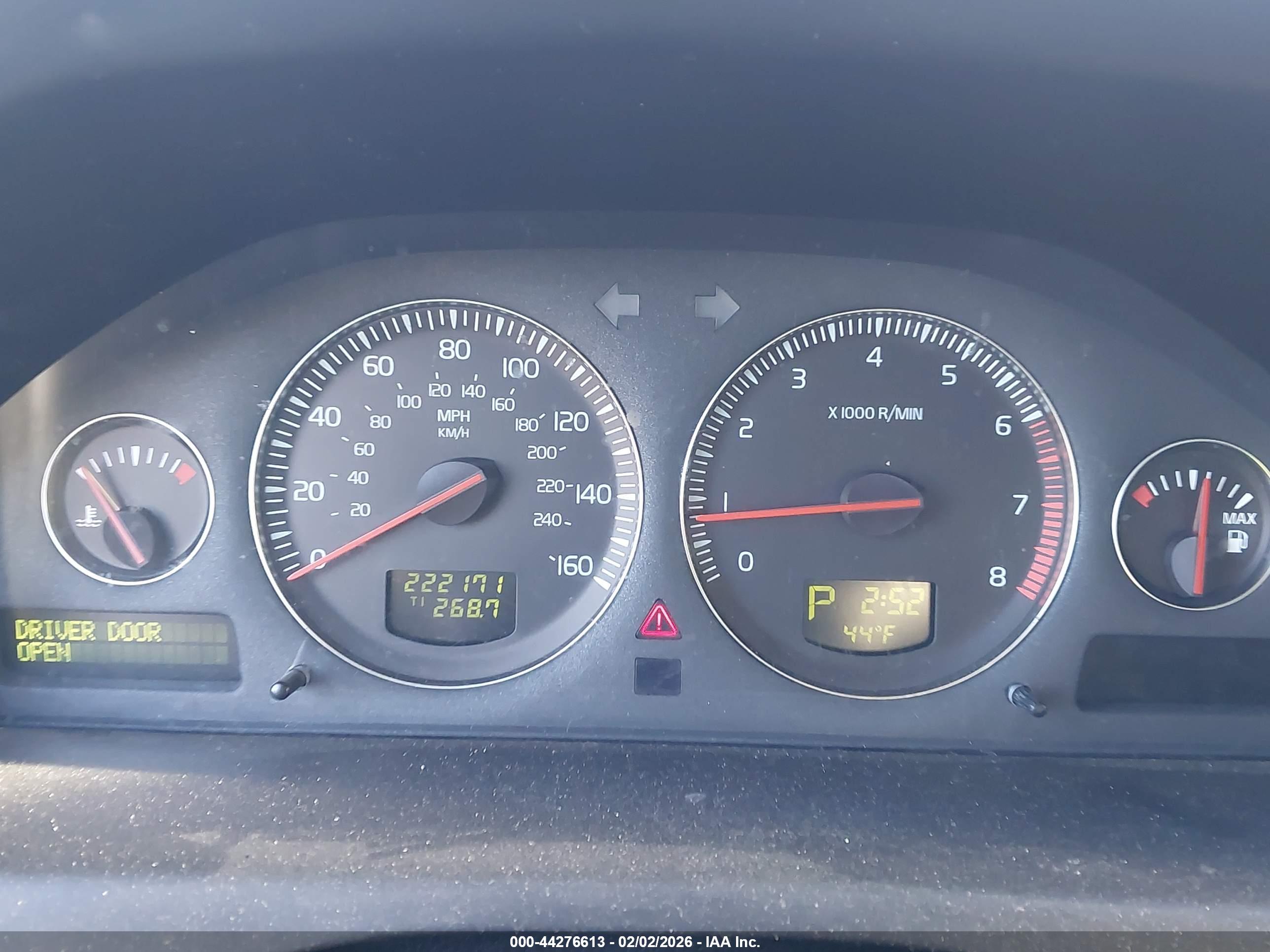 VOLVO XC70 image 7
