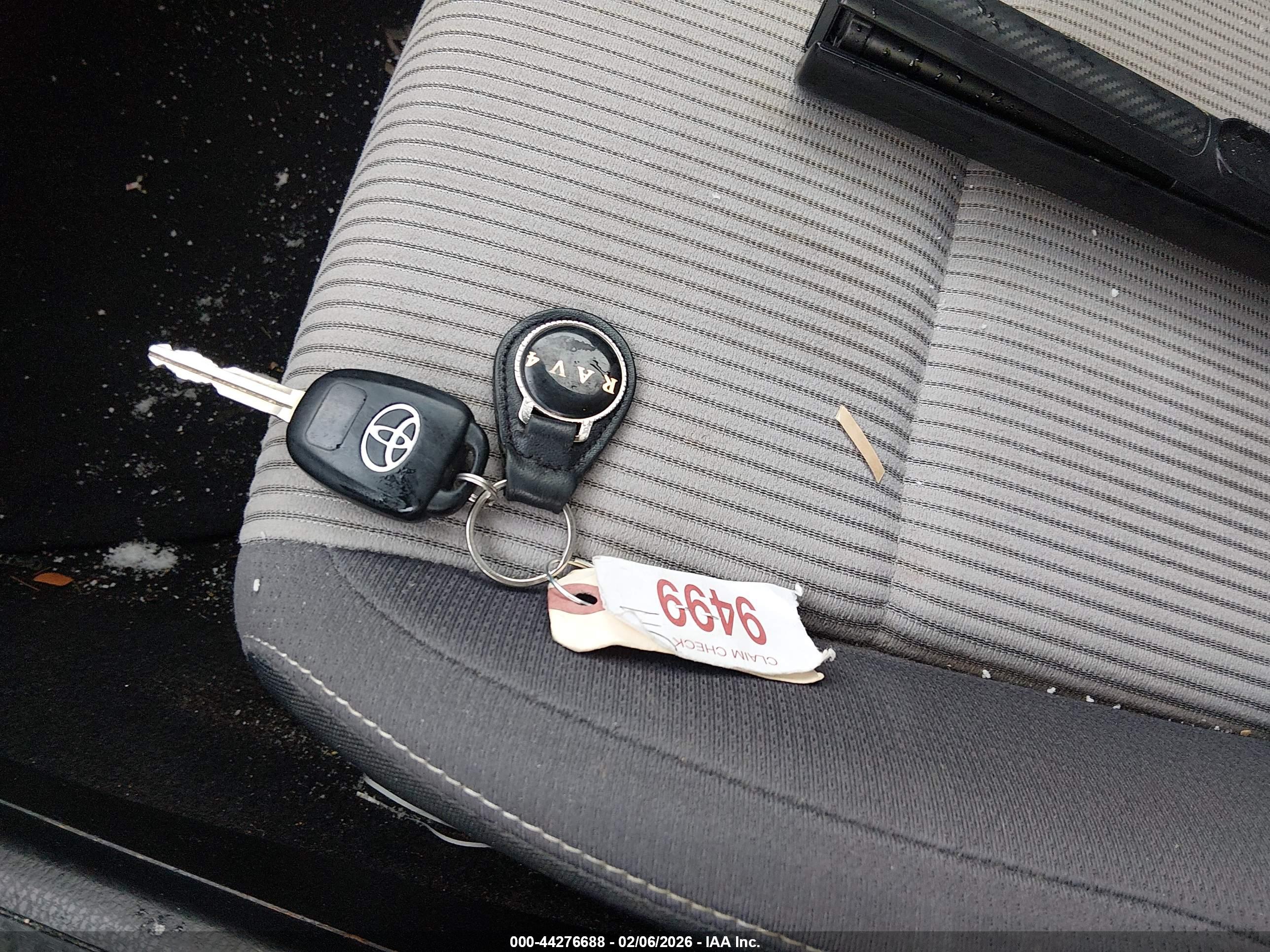 TOYOTA RAV4 image 11