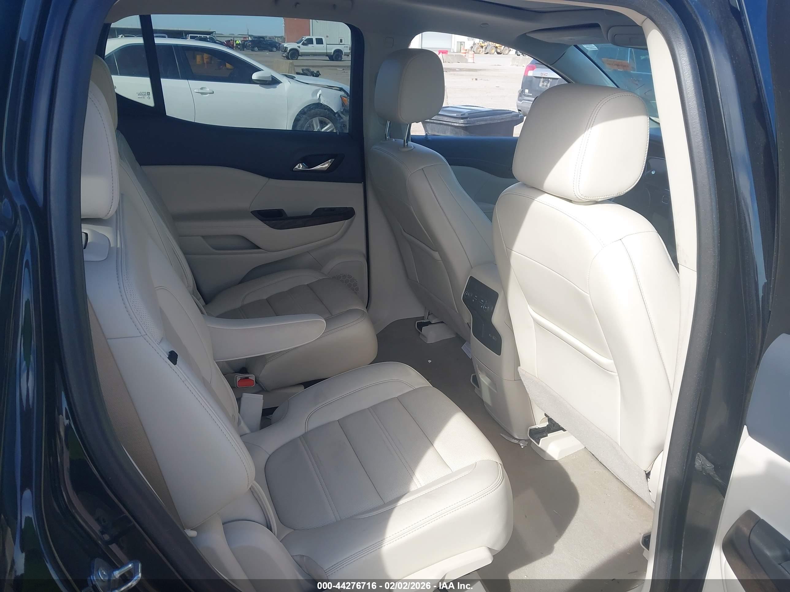GMC ACADIA image 8