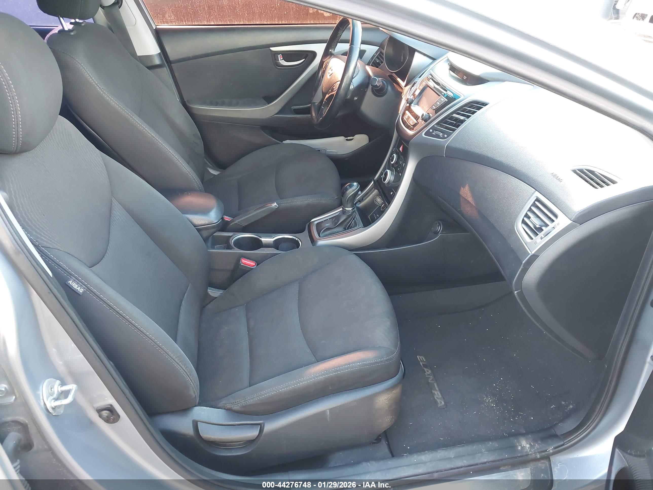 HYUNDAI ELANTRA image 5