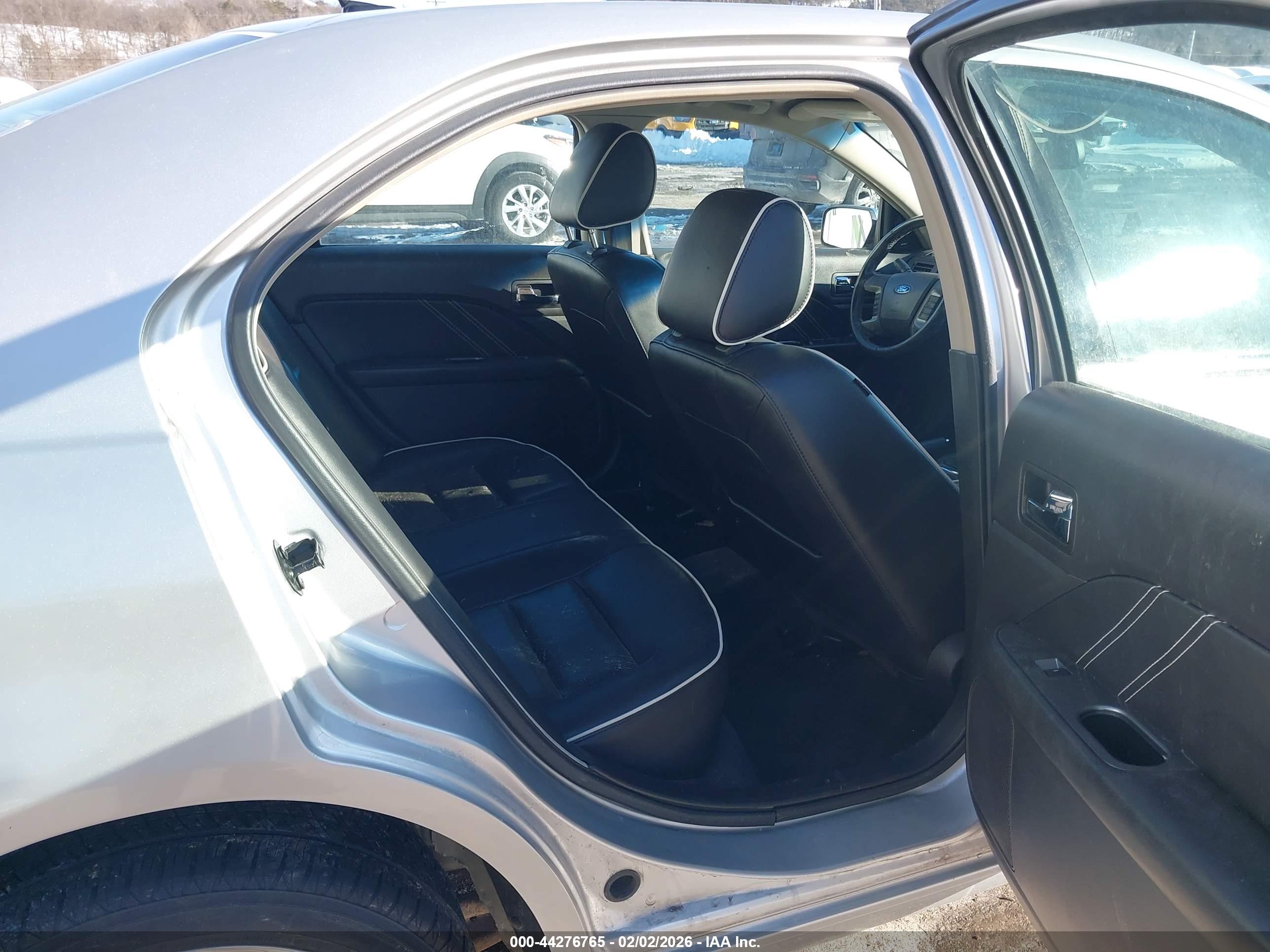 FORD FUSION image 8