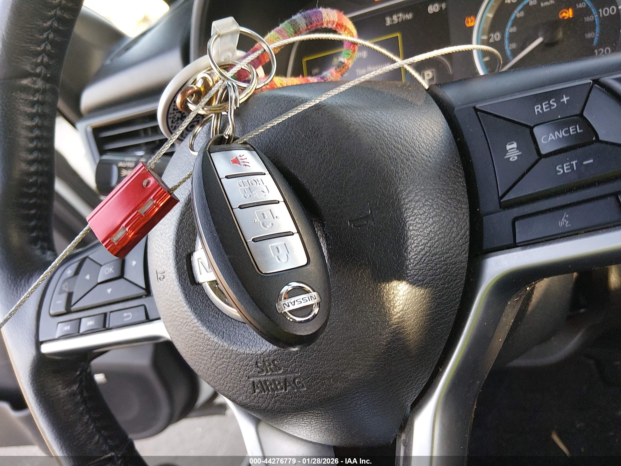 NISSAN LEAF image 11