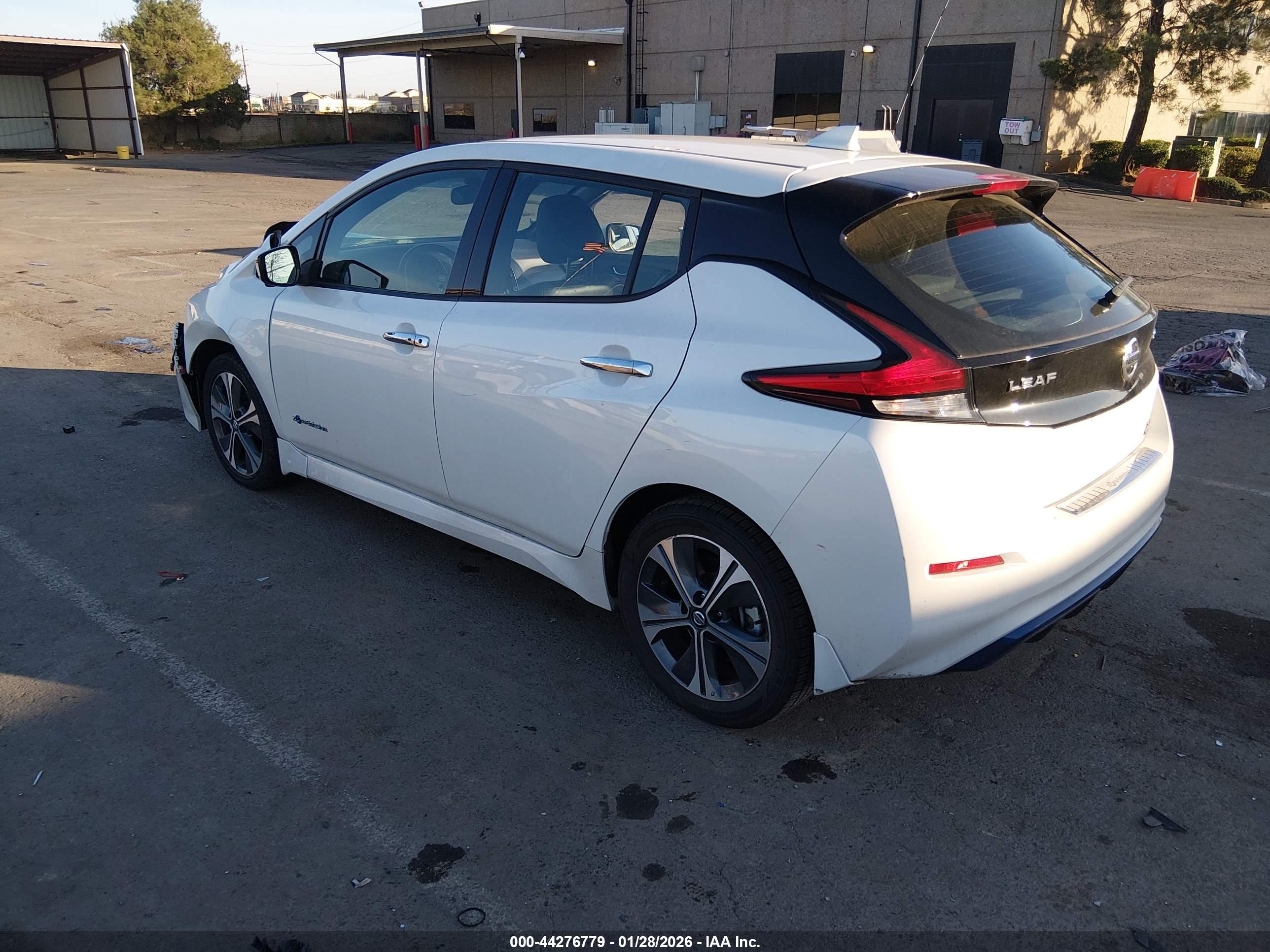NISSAN LEAF image 3