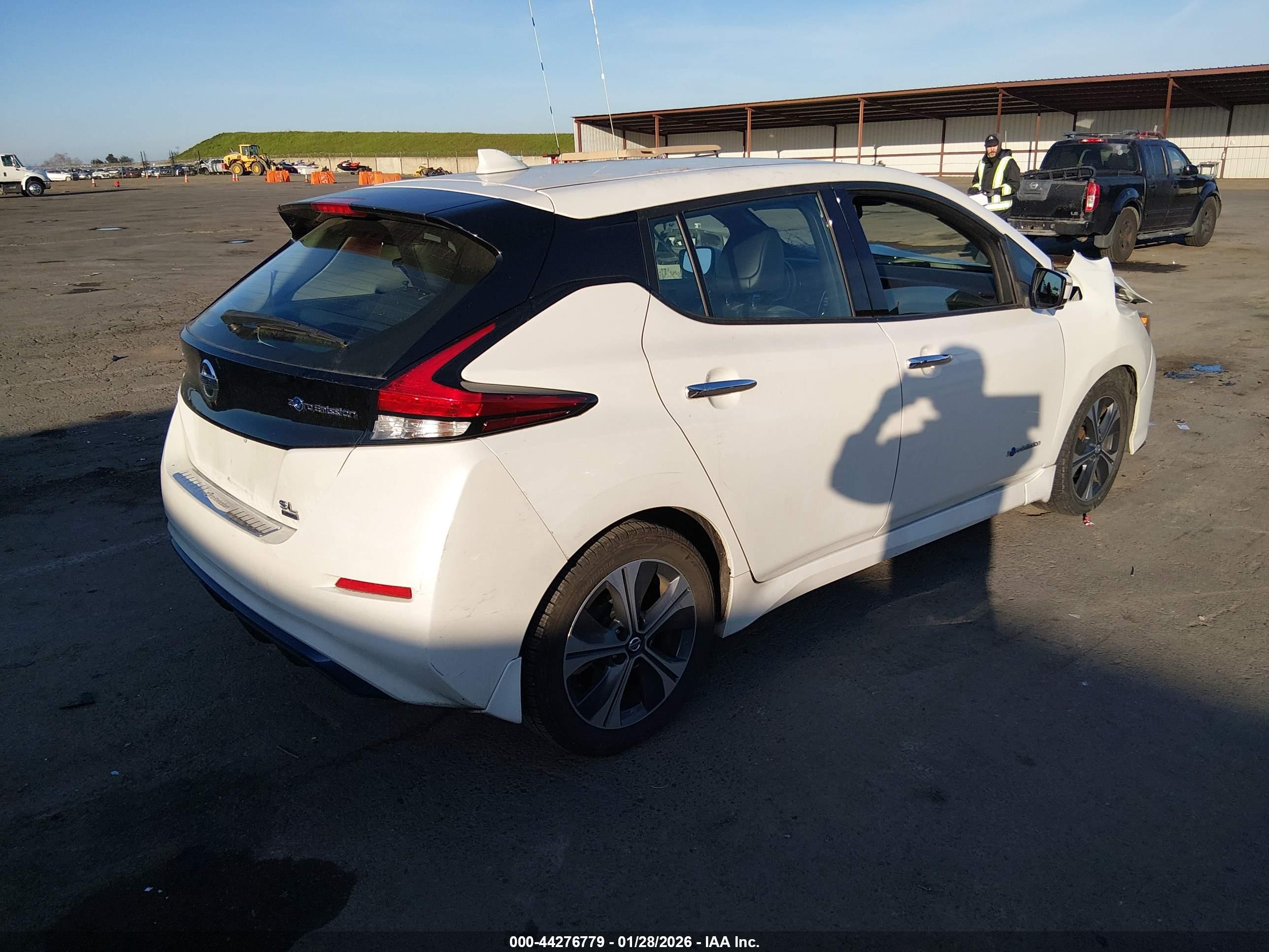 NISSAN LEAF image 4