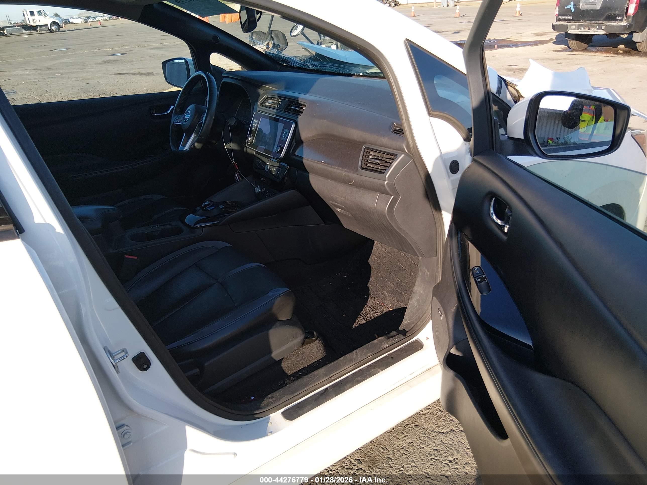 NISSAN LEAF image 5