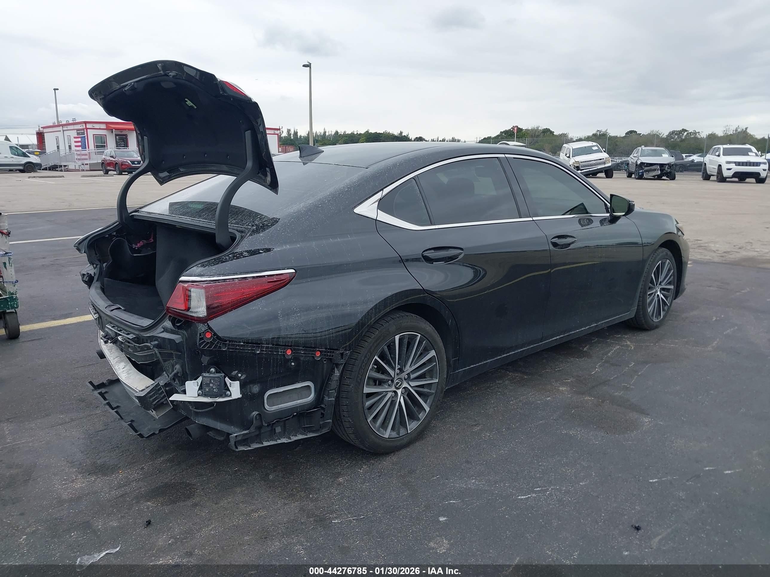LEXUS ES image 4