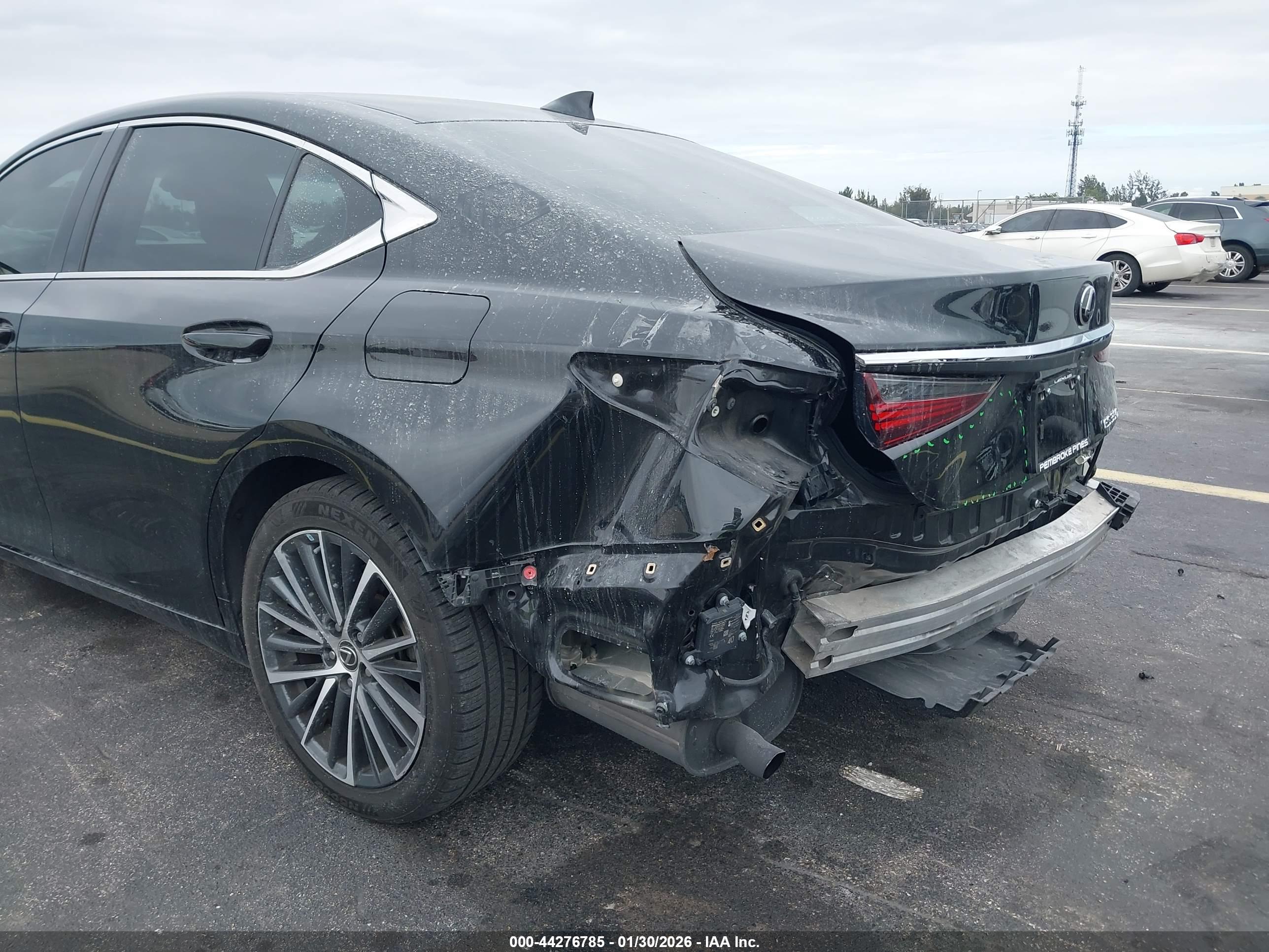 LEXUS ES image 6