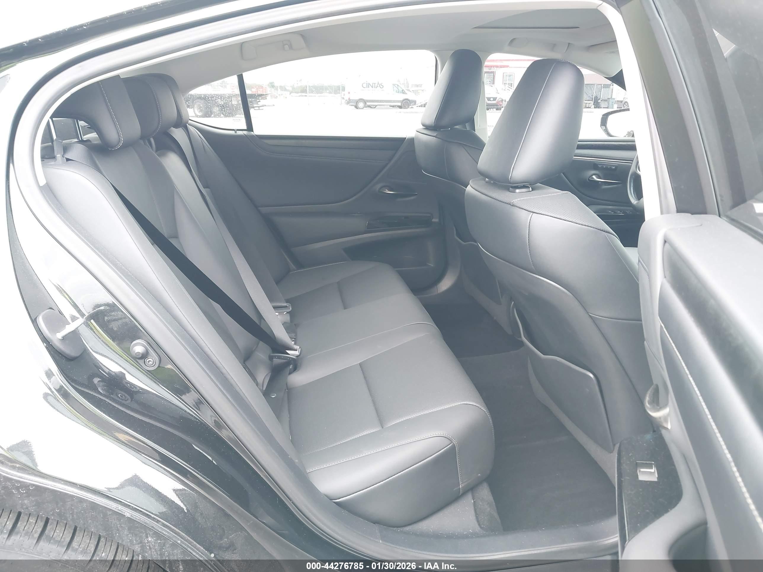 LEXUS ES image 8