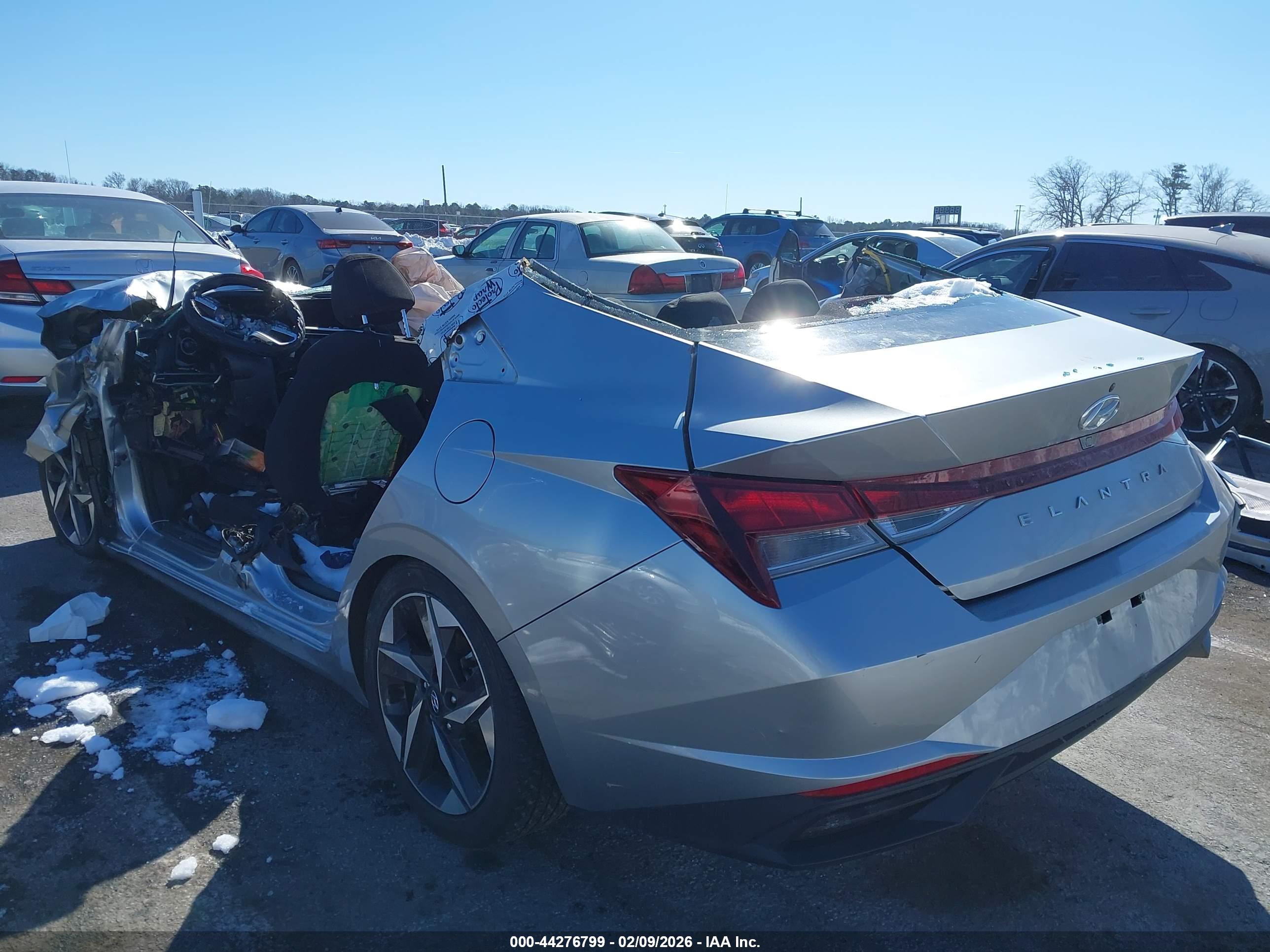 HYUNDAI ELANTRA image 3
